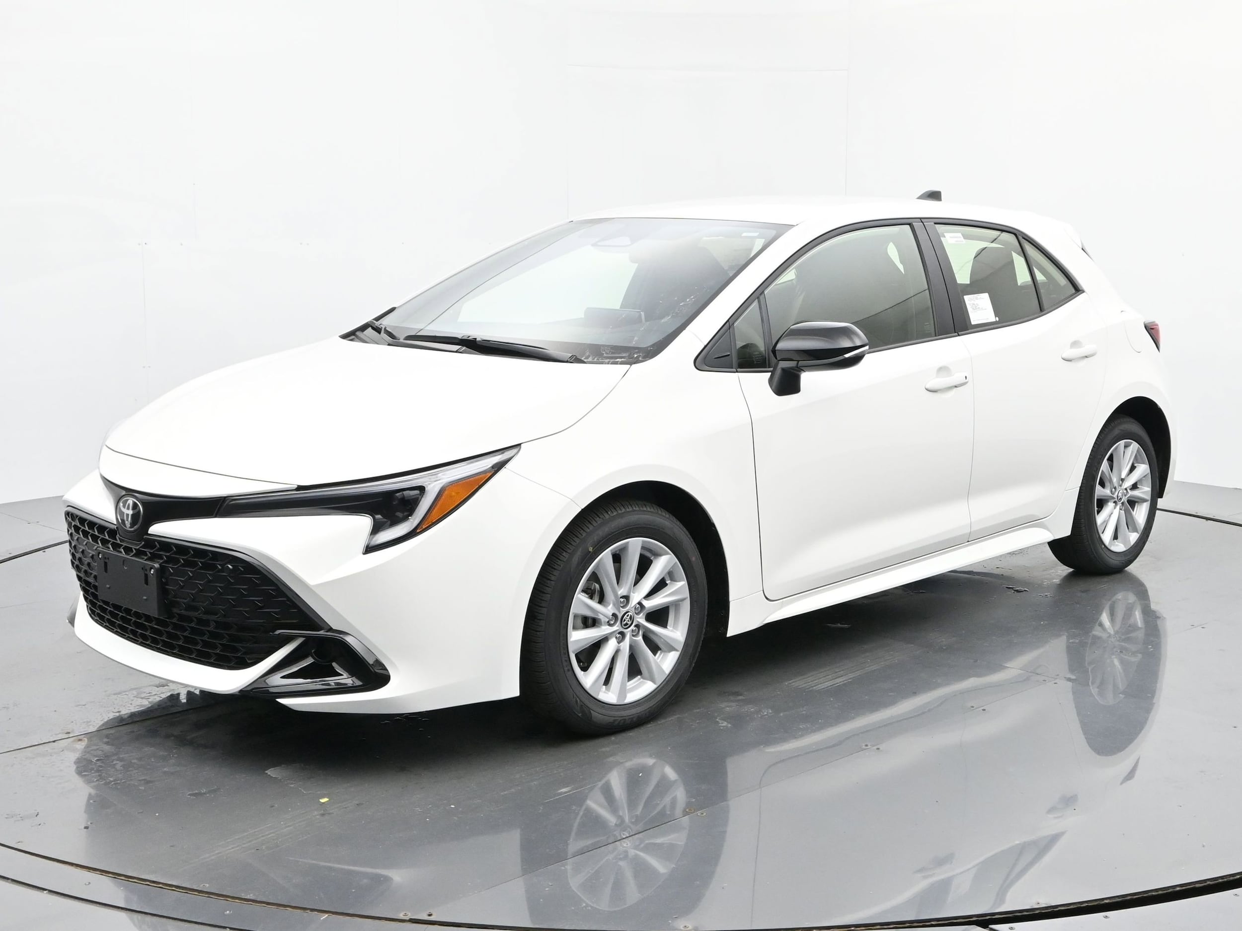 2026 Toyota Corolla Hatchback SE's photo