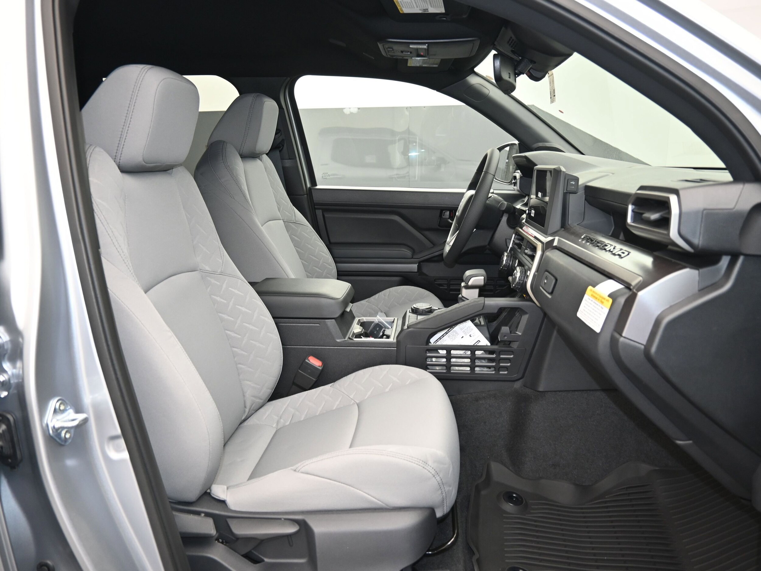 2025 Toyota Tacoma SR5 - Photo 13