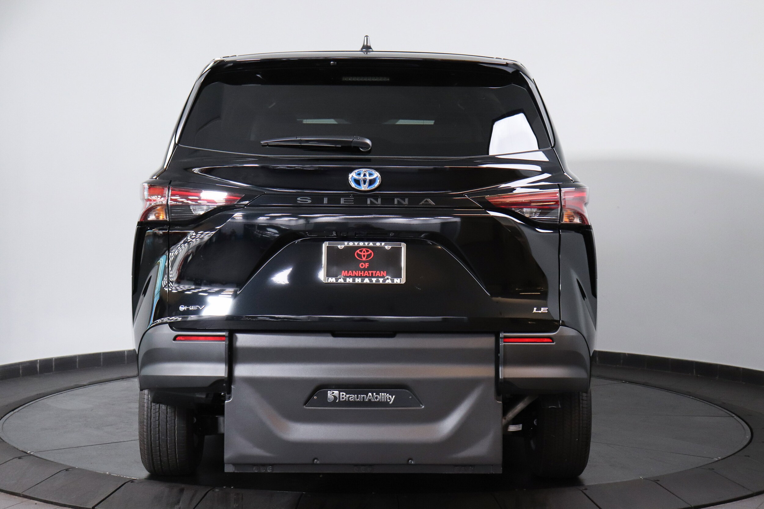 2025 Toyota Sienna LE photo 4