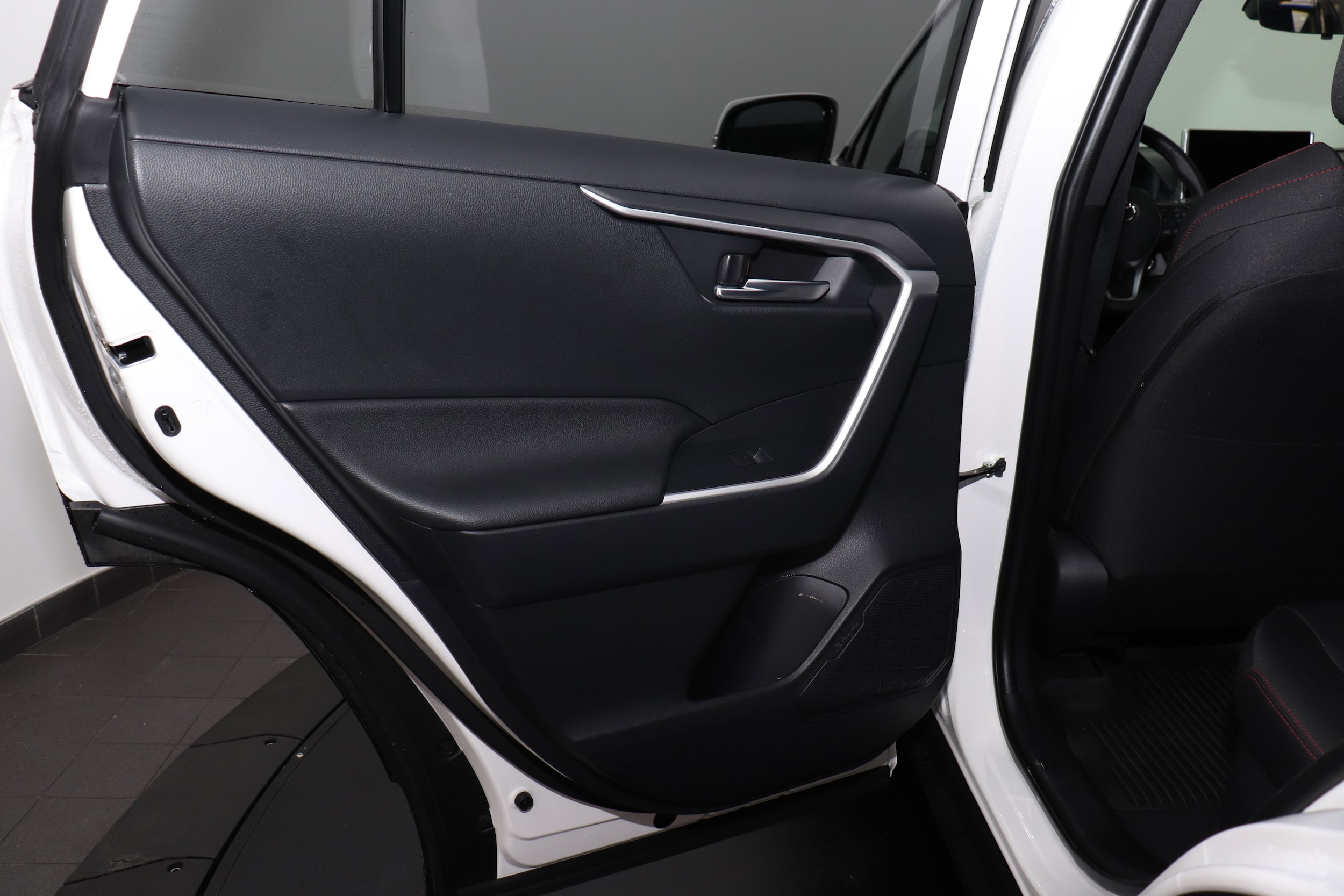 2025 Toyota RAV4 SE - Photo 16