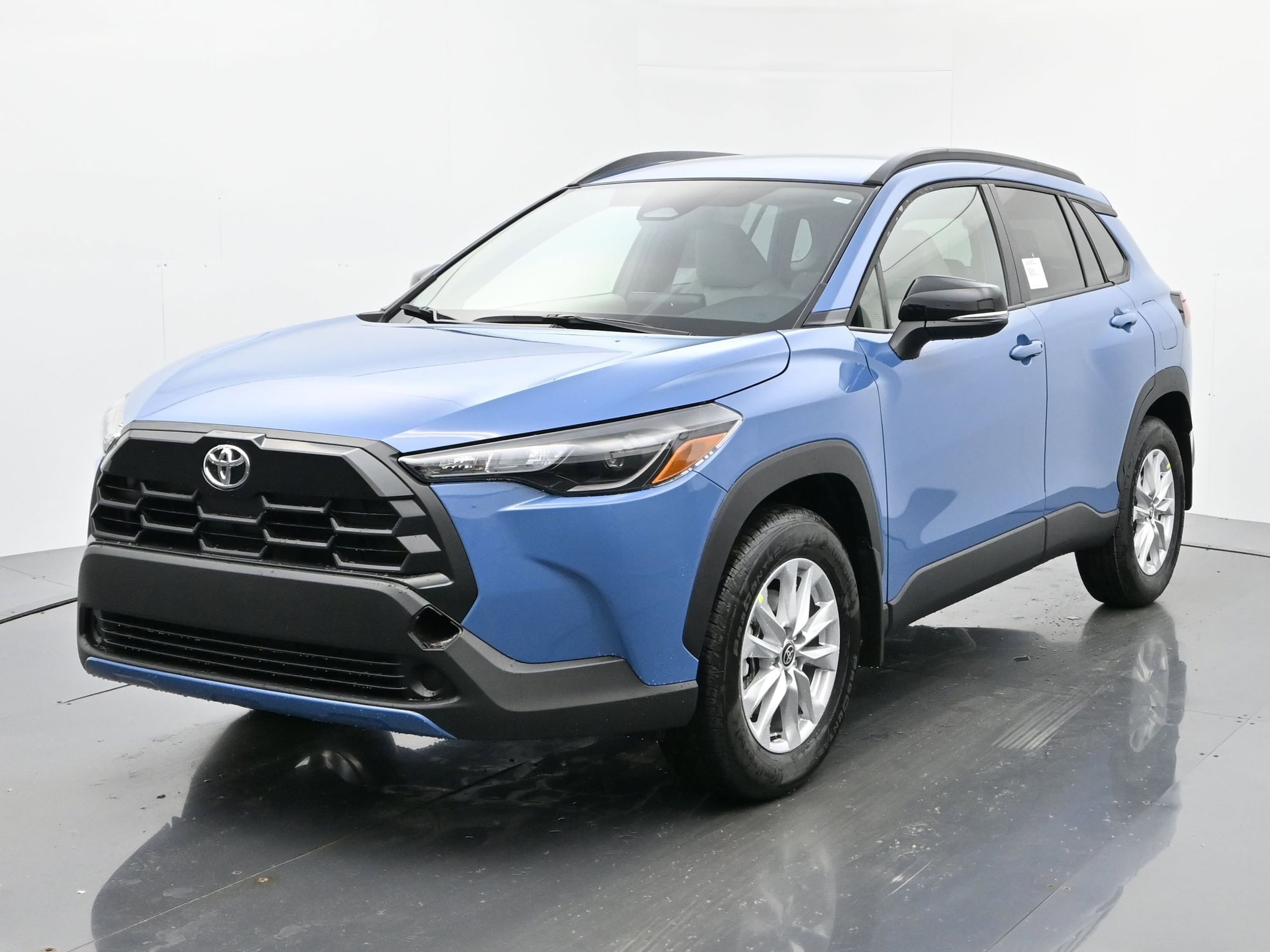 2026 Toyota Corolla Cross LE's photo