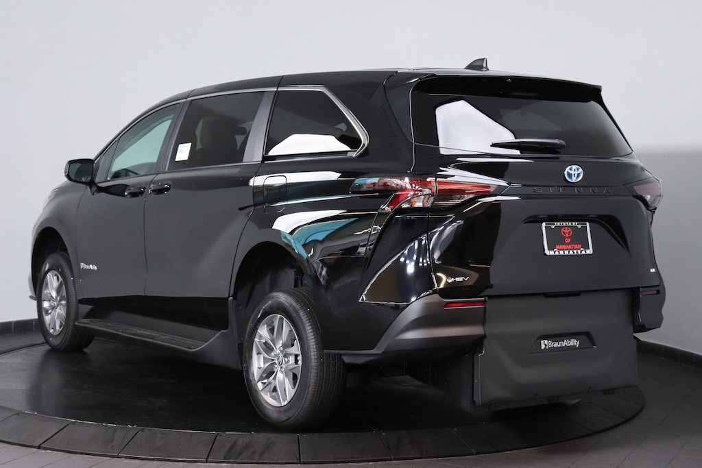 Used 2025 Toyota Sienna LE 8 Passenger Van Passenger Van