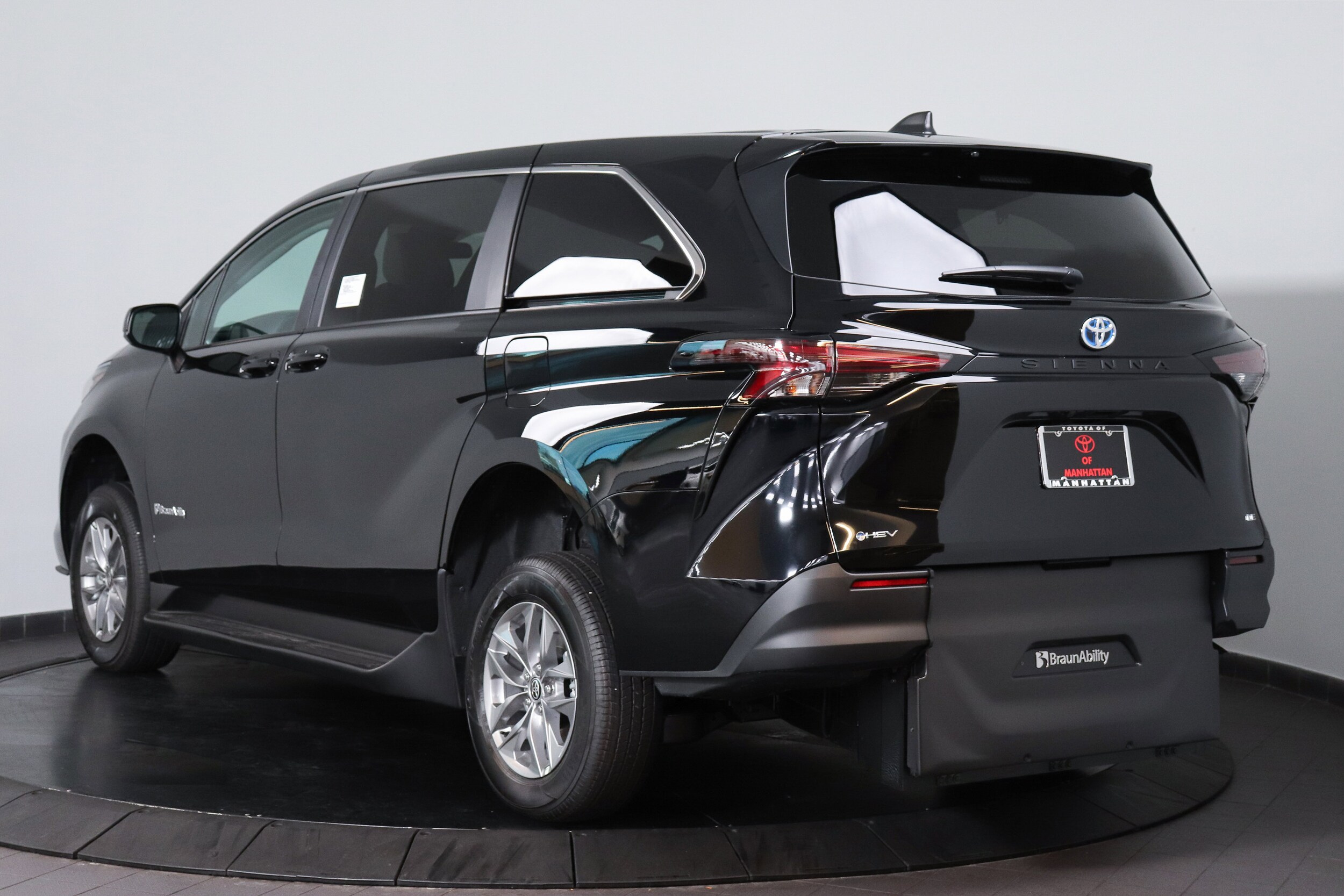 2025 Toyota Sienna LE photo 3