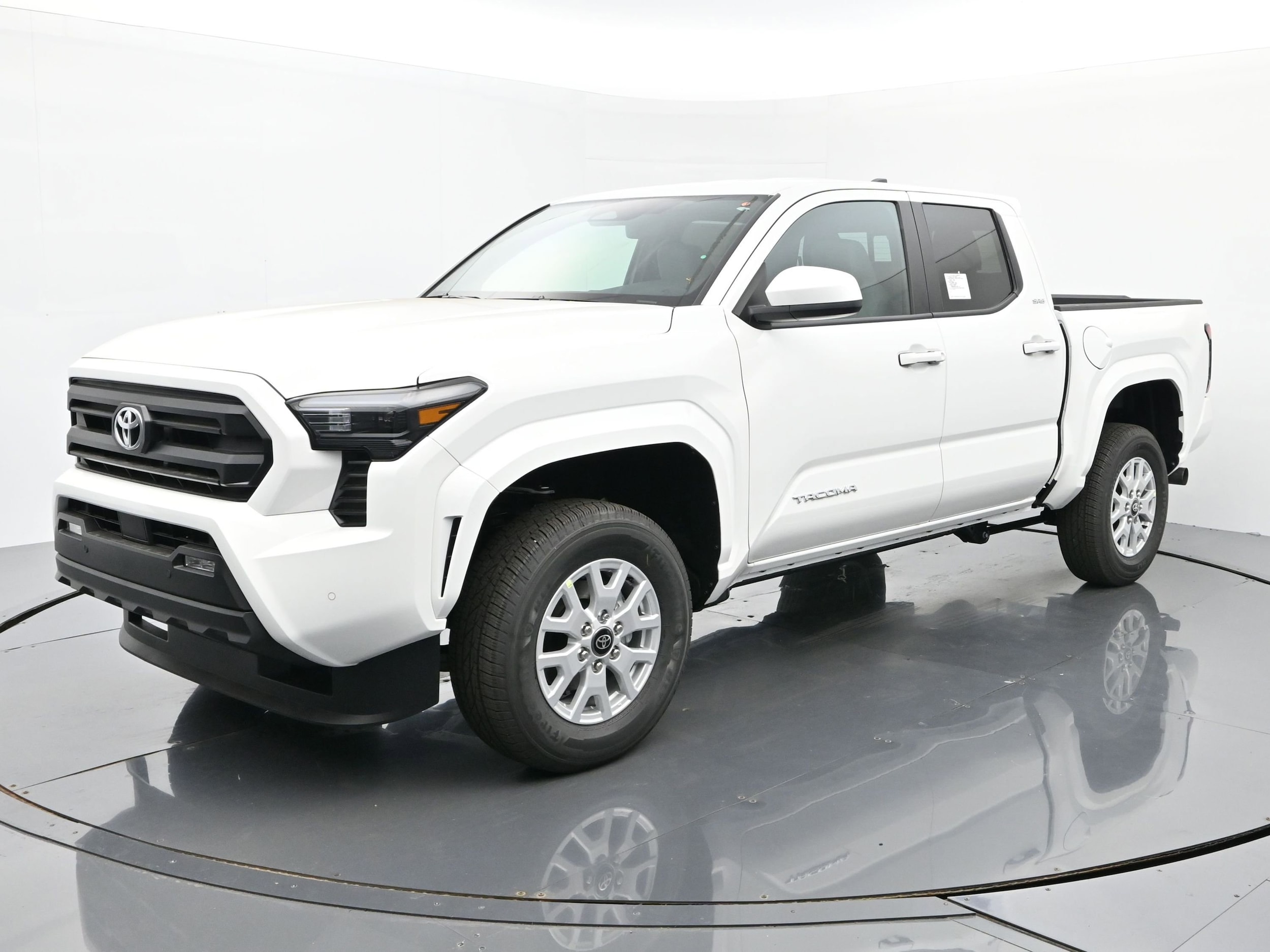 2025 Toyota Tacoma SR5's photo