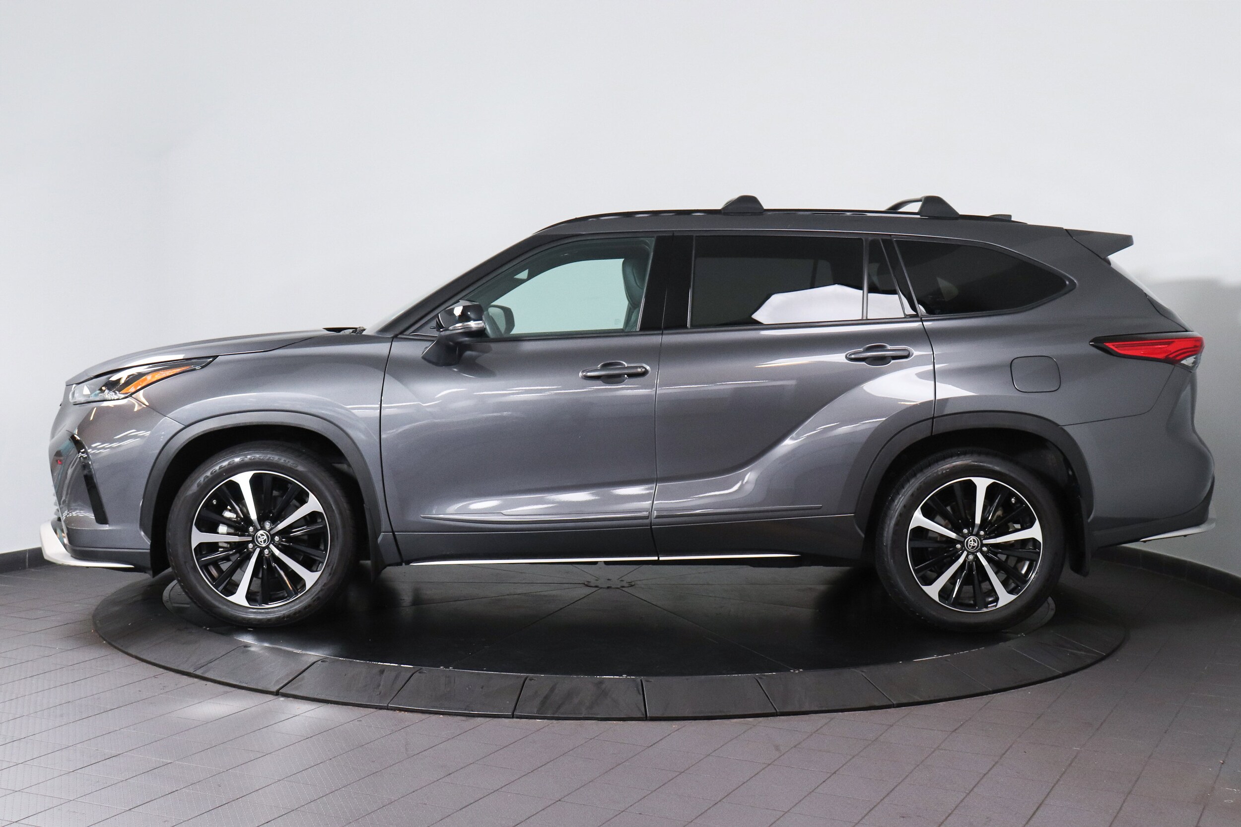 2022 Toyota Highlander XSE photo 2