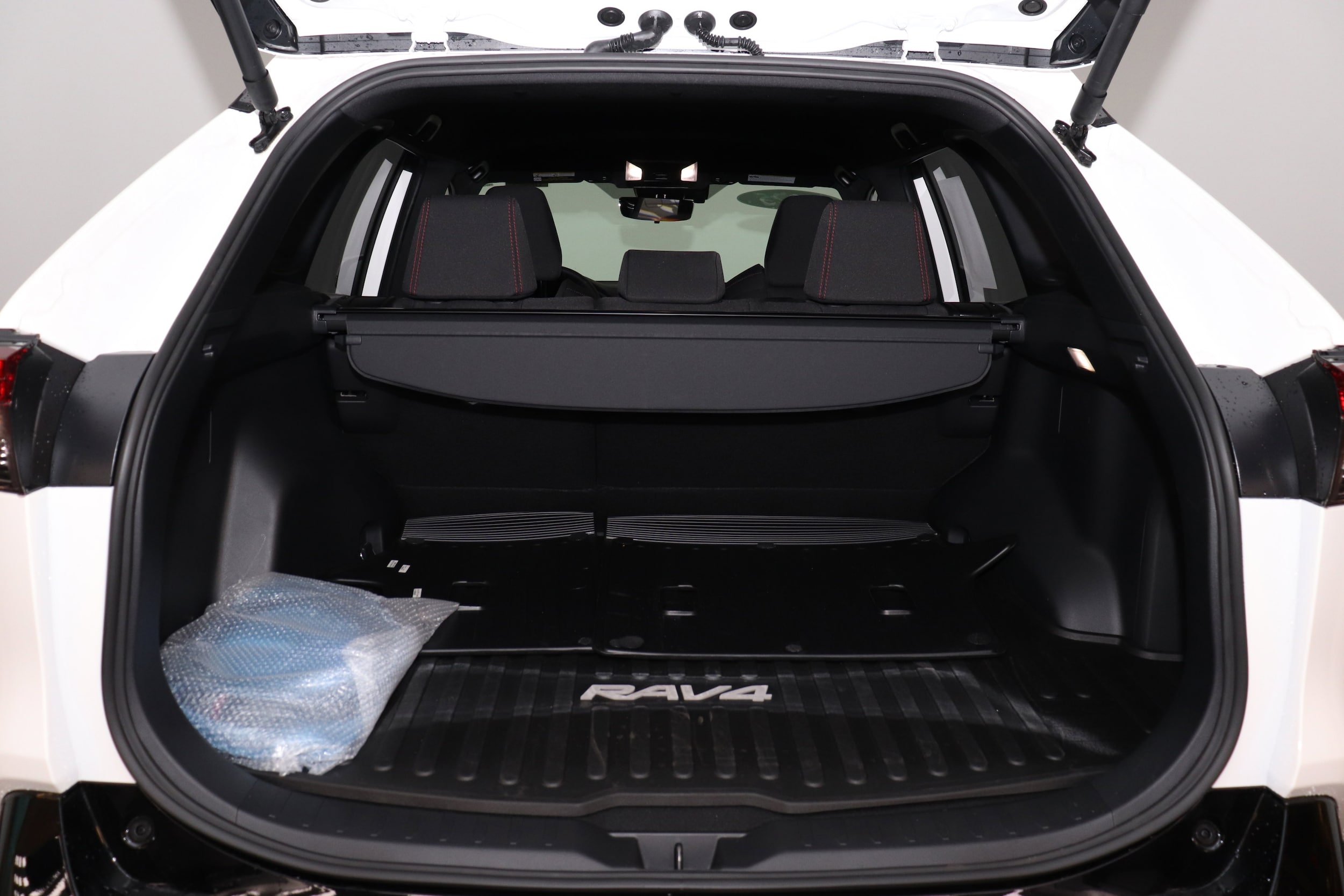 2025 Toyota RAV4 SE - Photo 28