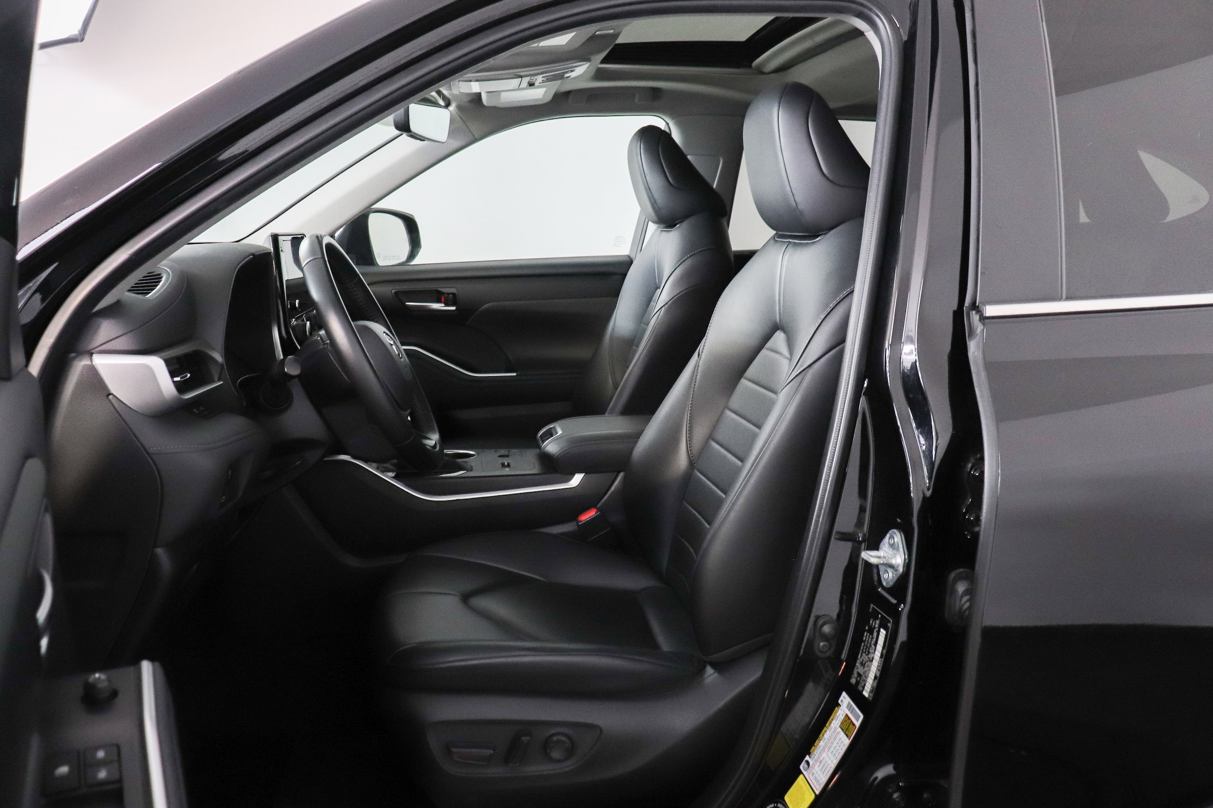 2024 Toyota Highlander LE - Photo 11