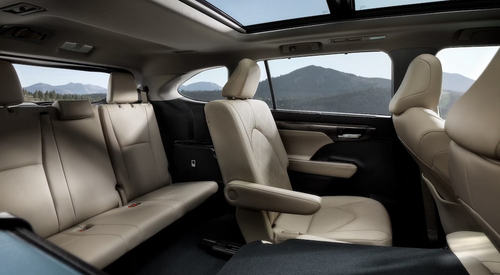 2024%20Toyota%20Highlander%20Hybrid%20-%20Rear%20Seating.jpg The white interior in a 2024 Toyota Highlander Hybrid is shown.