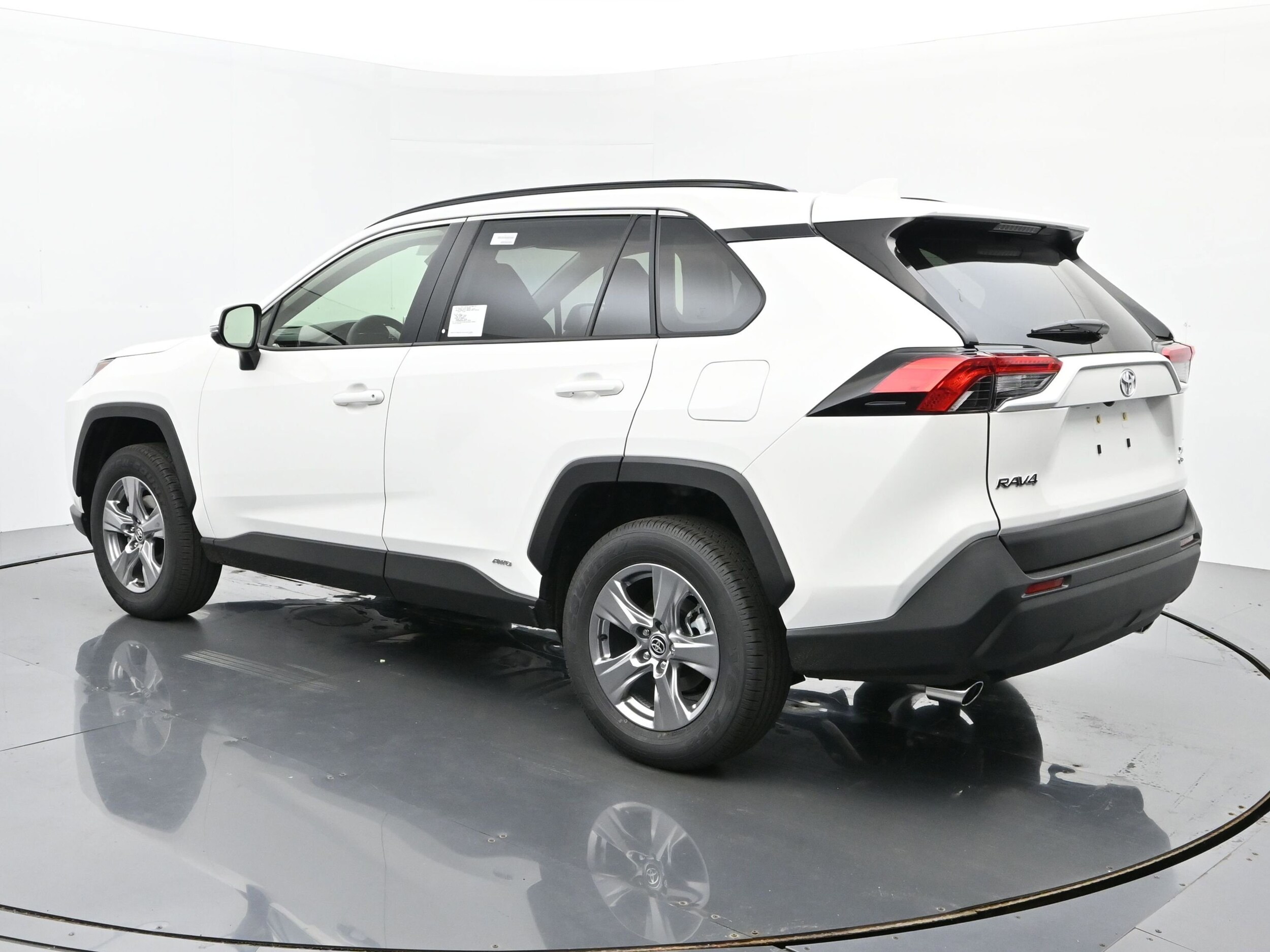 2025 Toyota RAV4 Hybrid XLE photo 3