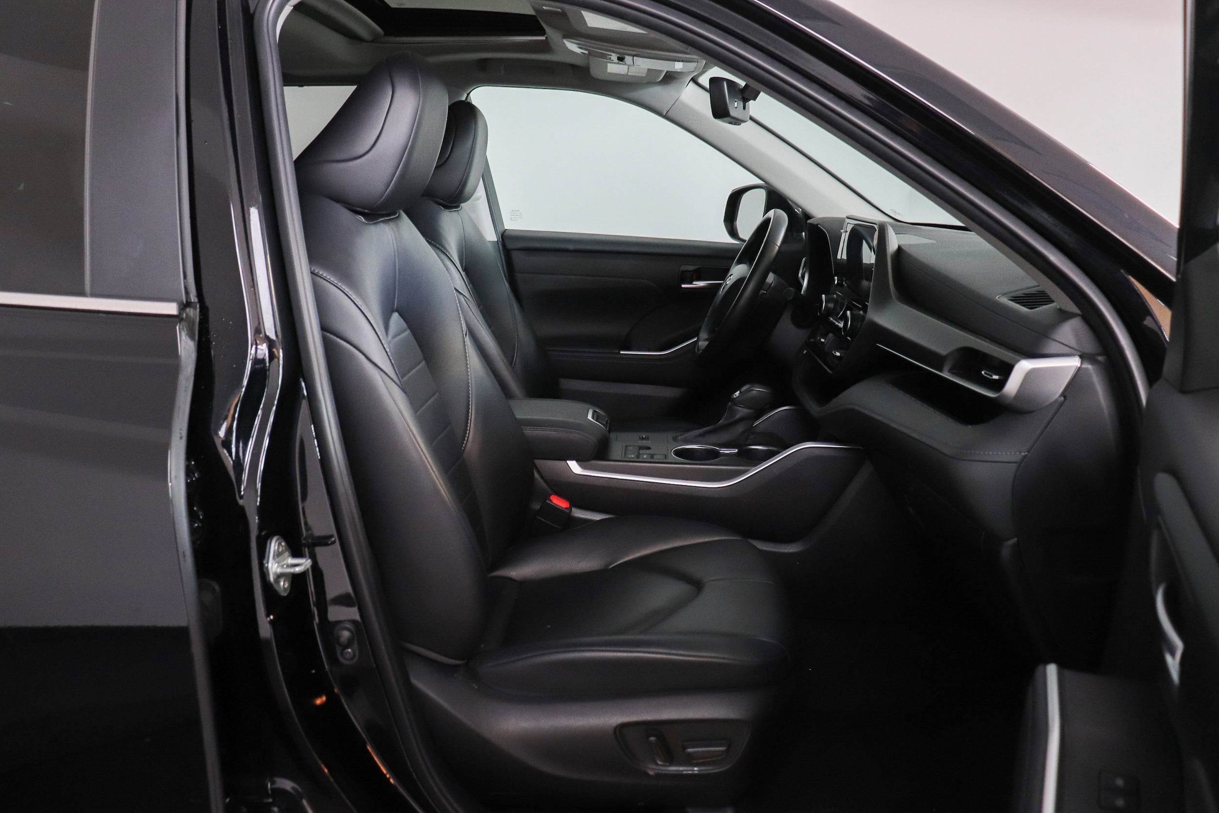 2024 Toyota Highlander LE - Photo 13