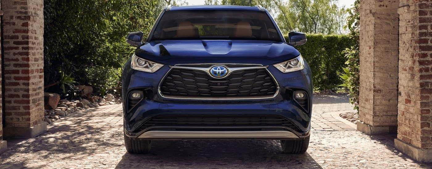 A blue 2023 Toyota Highlander Hybrid Platinum for sale is shown from the front.