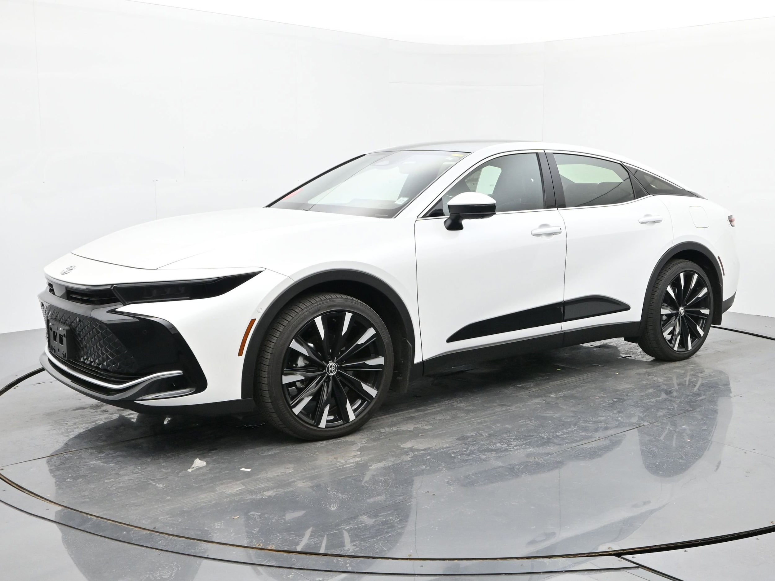 2025 Toyota Crown Platinum's photo