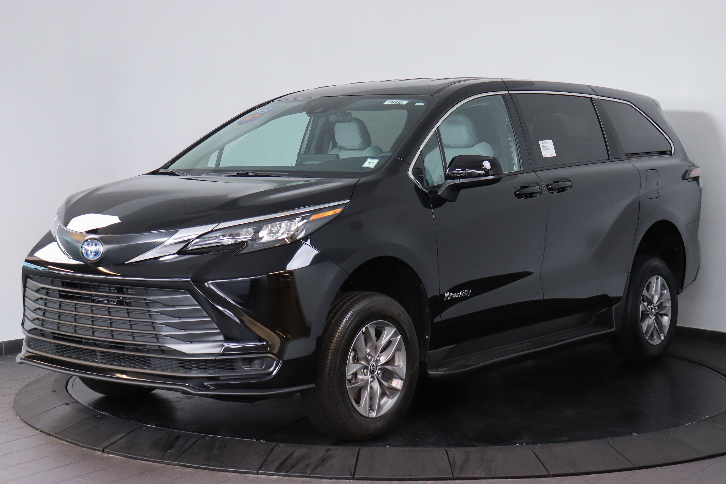 2025 Toyota Sienna LE's photo