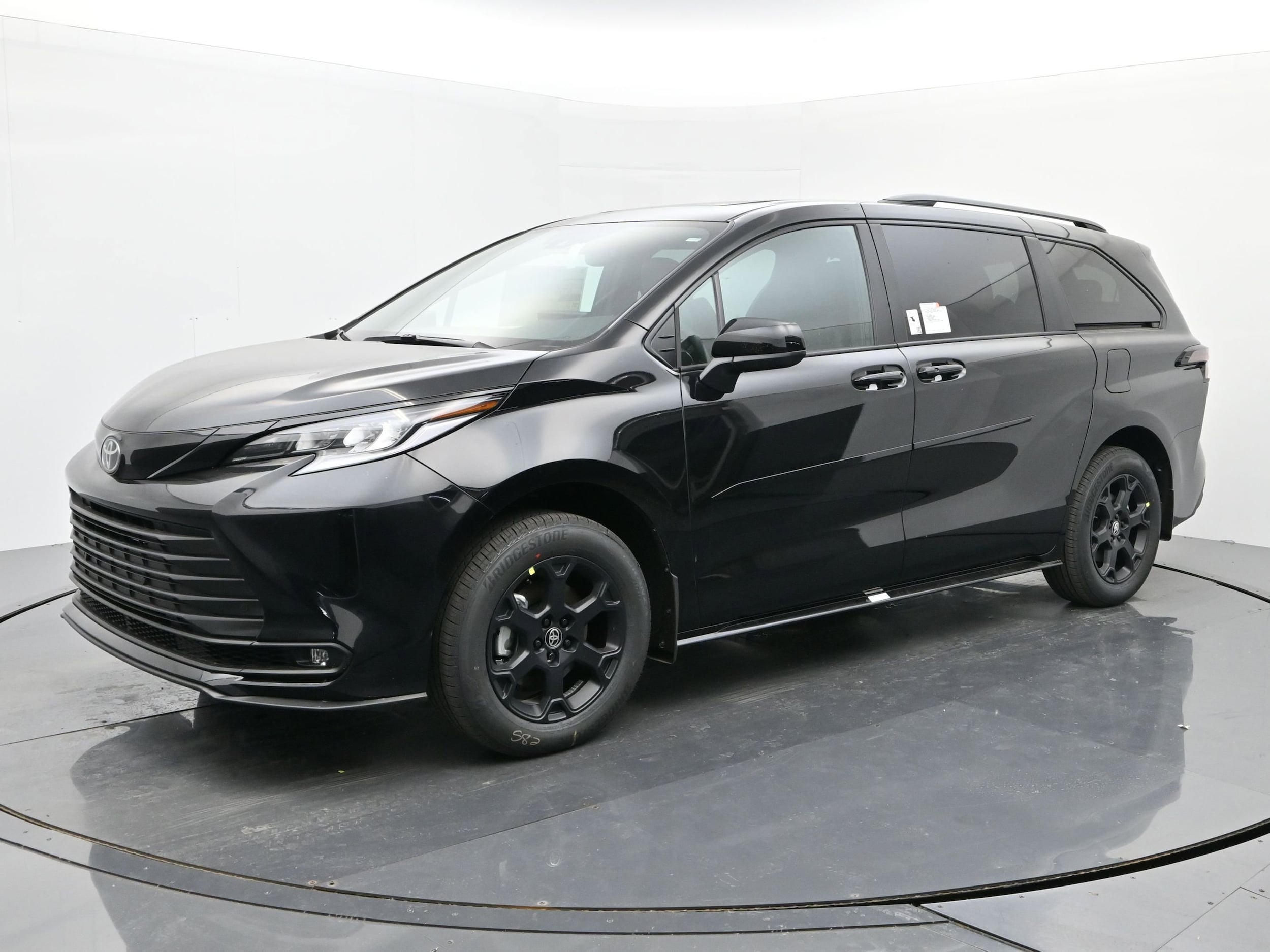 2026 Toyota Sienna Woodland Edition's photo