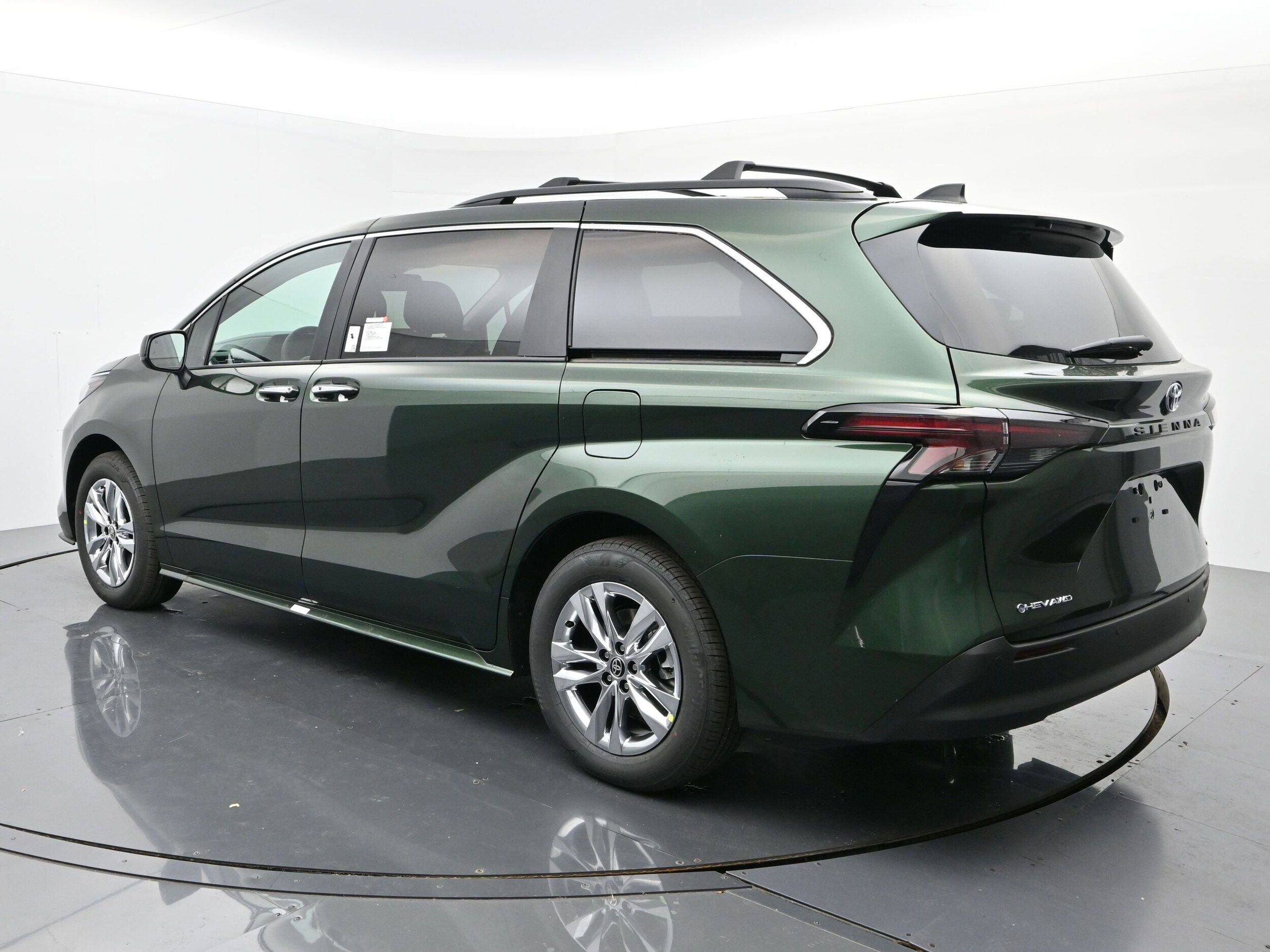 2025 Toyota Sienna XLE photo 3