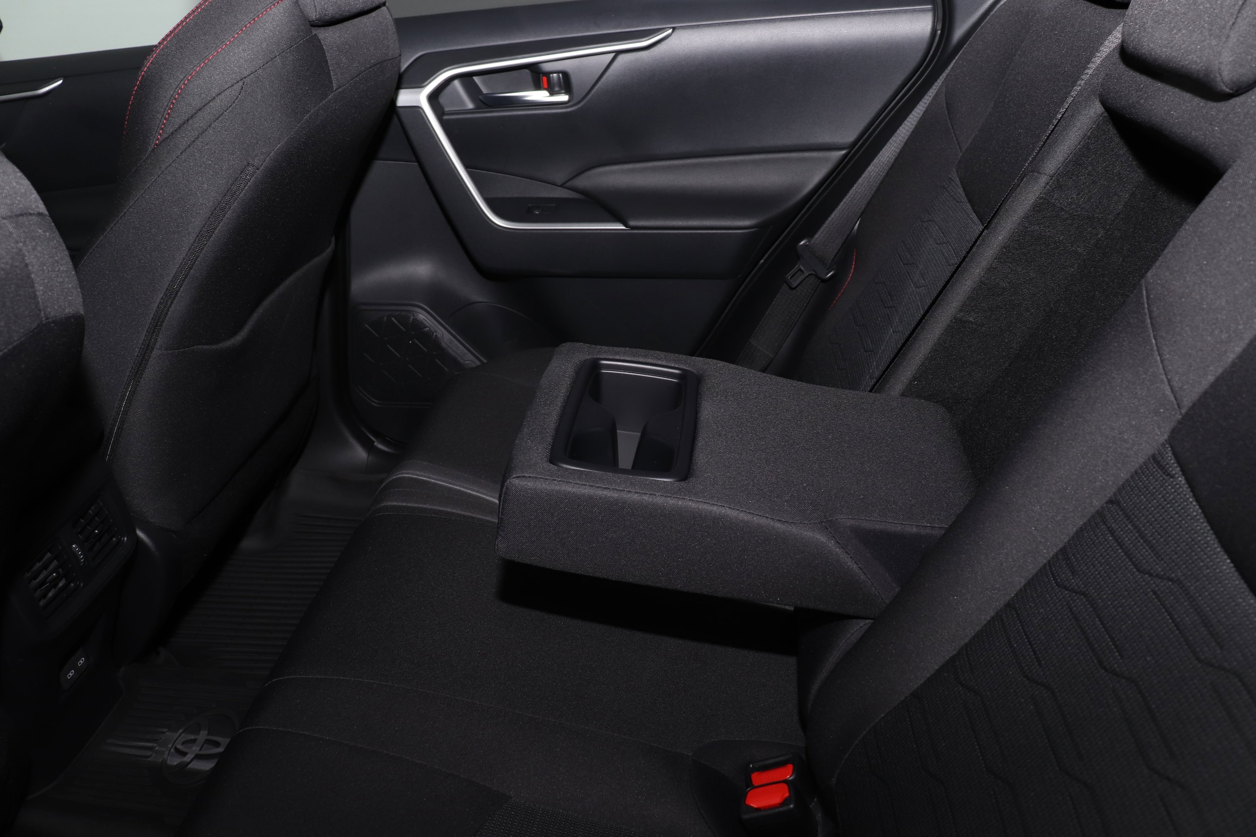 2025 Toyota RAV4 SE - Photo 19