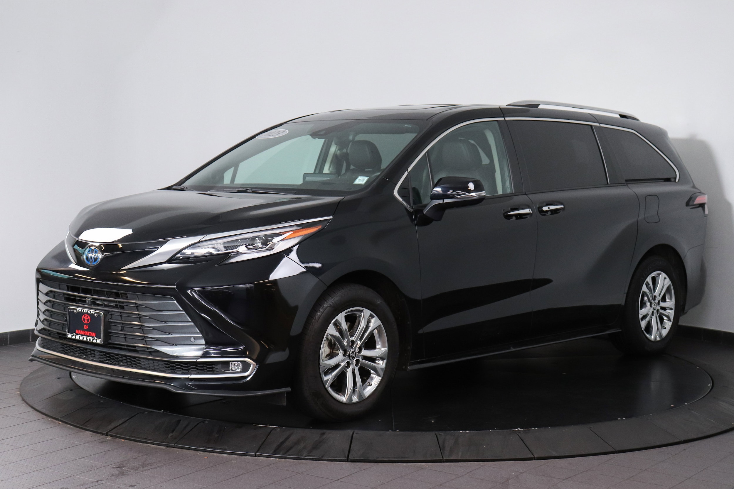 2023 Toyota Sienna Platinum's photo