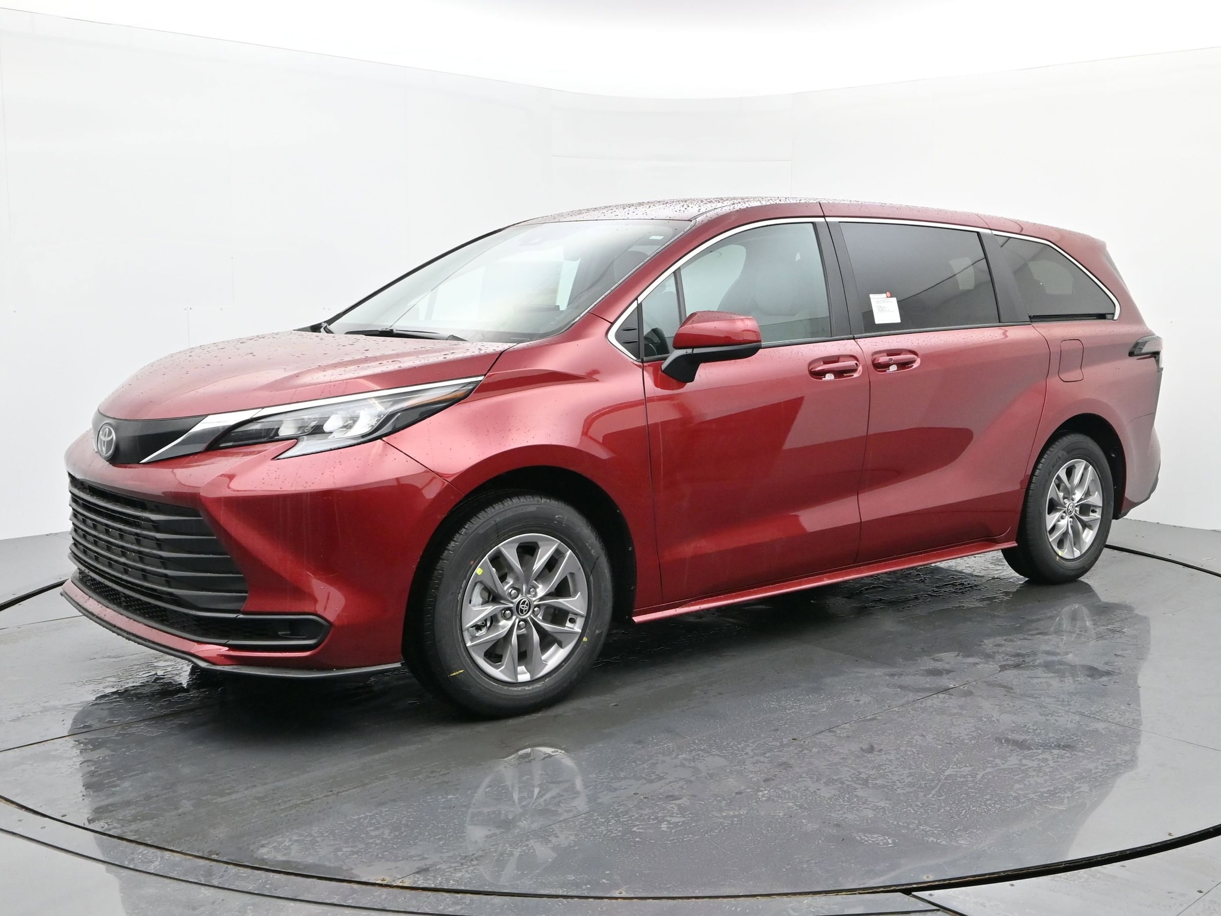 2026 Toyota Sienna LE's photo
