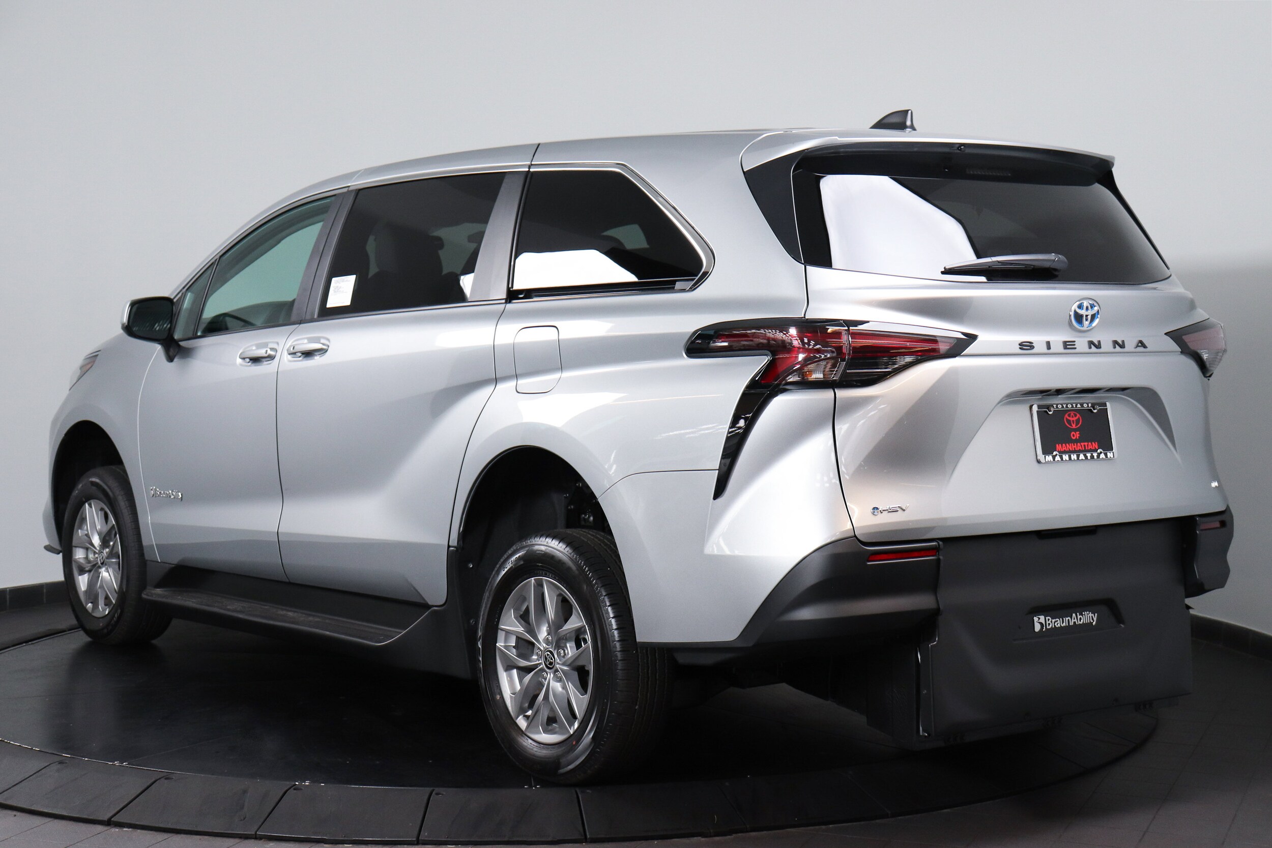 2025 Toyota Sienna LE photo 3