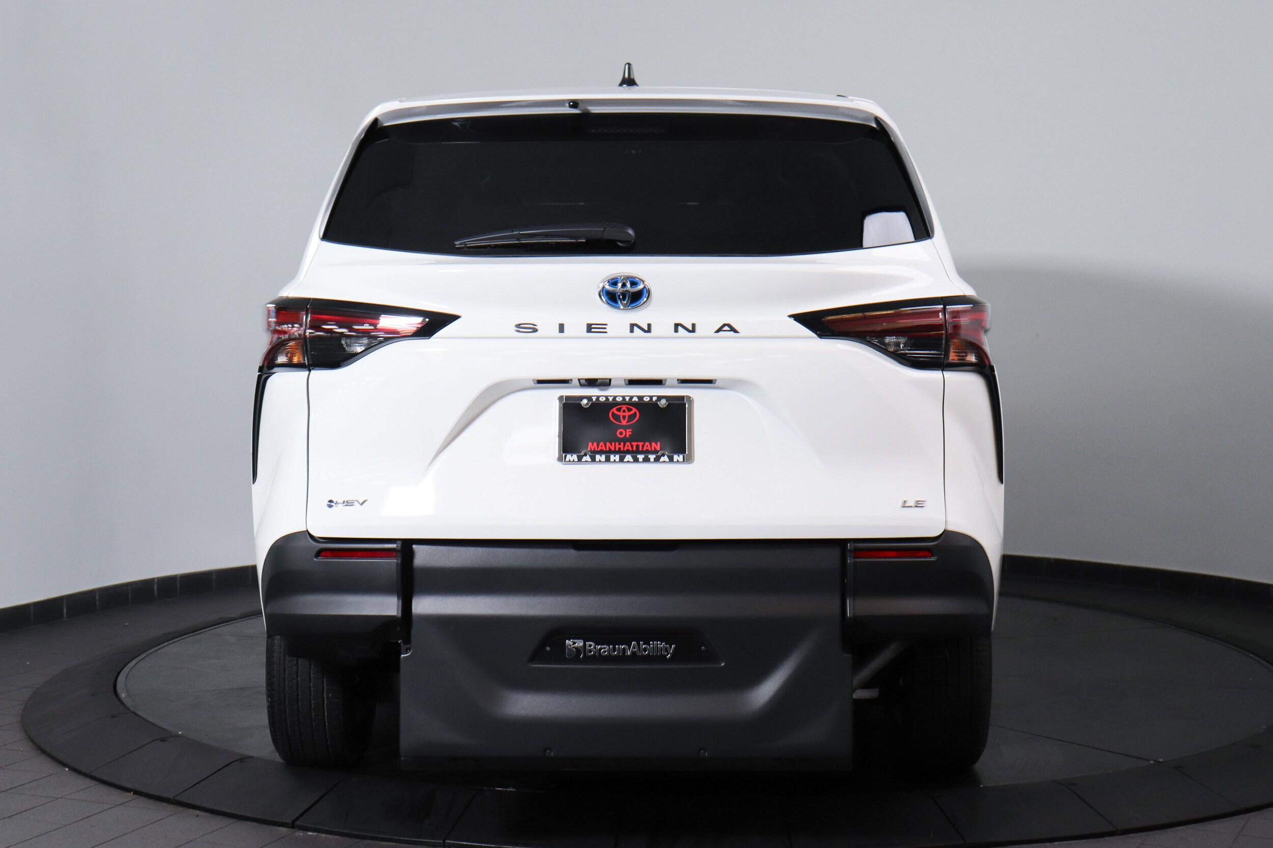 2025 Toyota Sienna LE photo 4