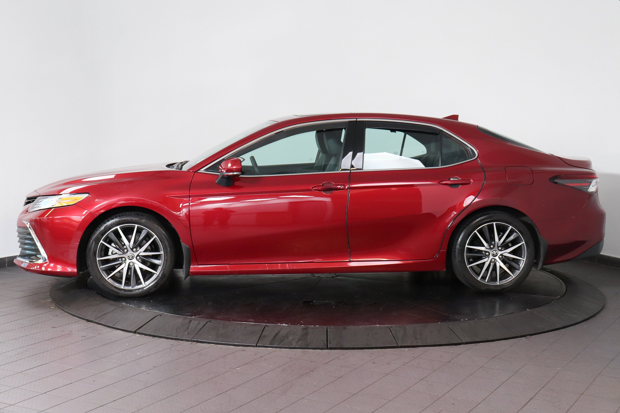 2022 Toyota Camry Hybrid XLE photo 2