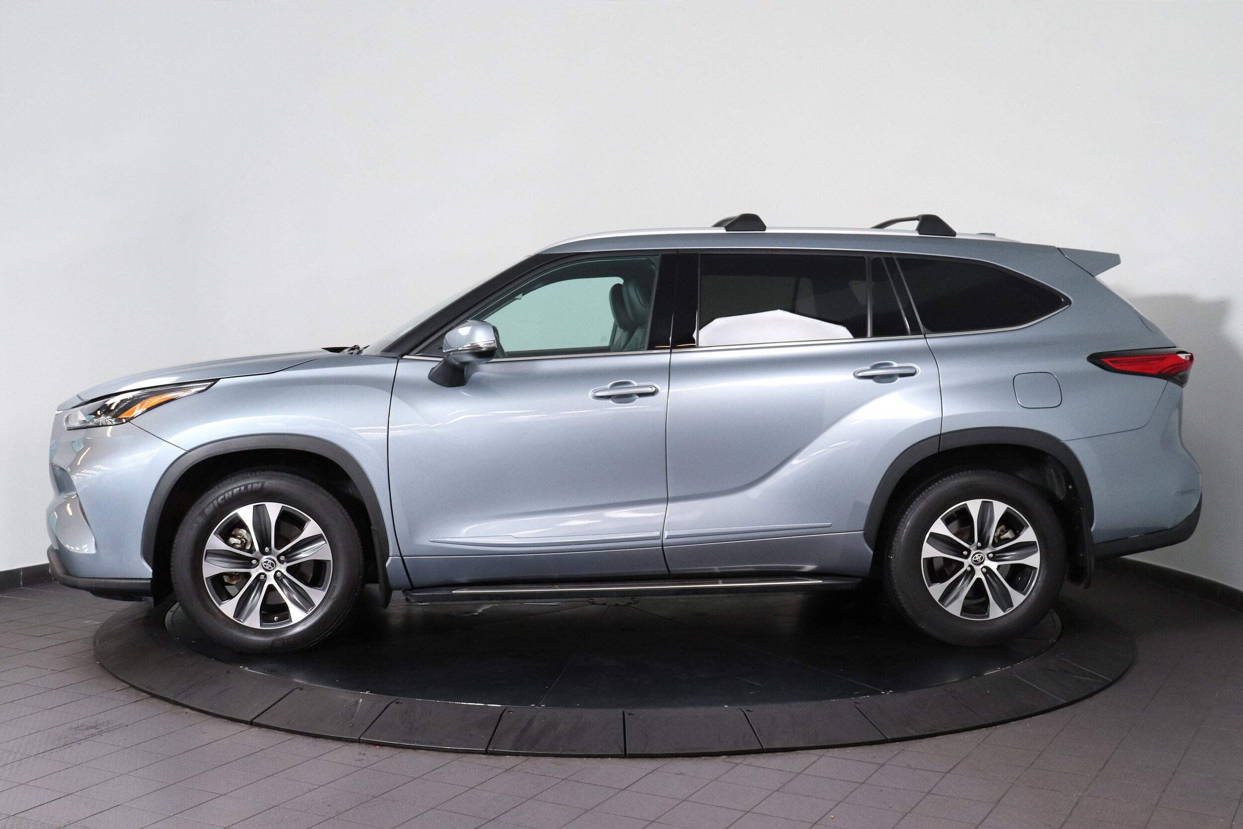 2022 Toyota Highlander XLE photo 2