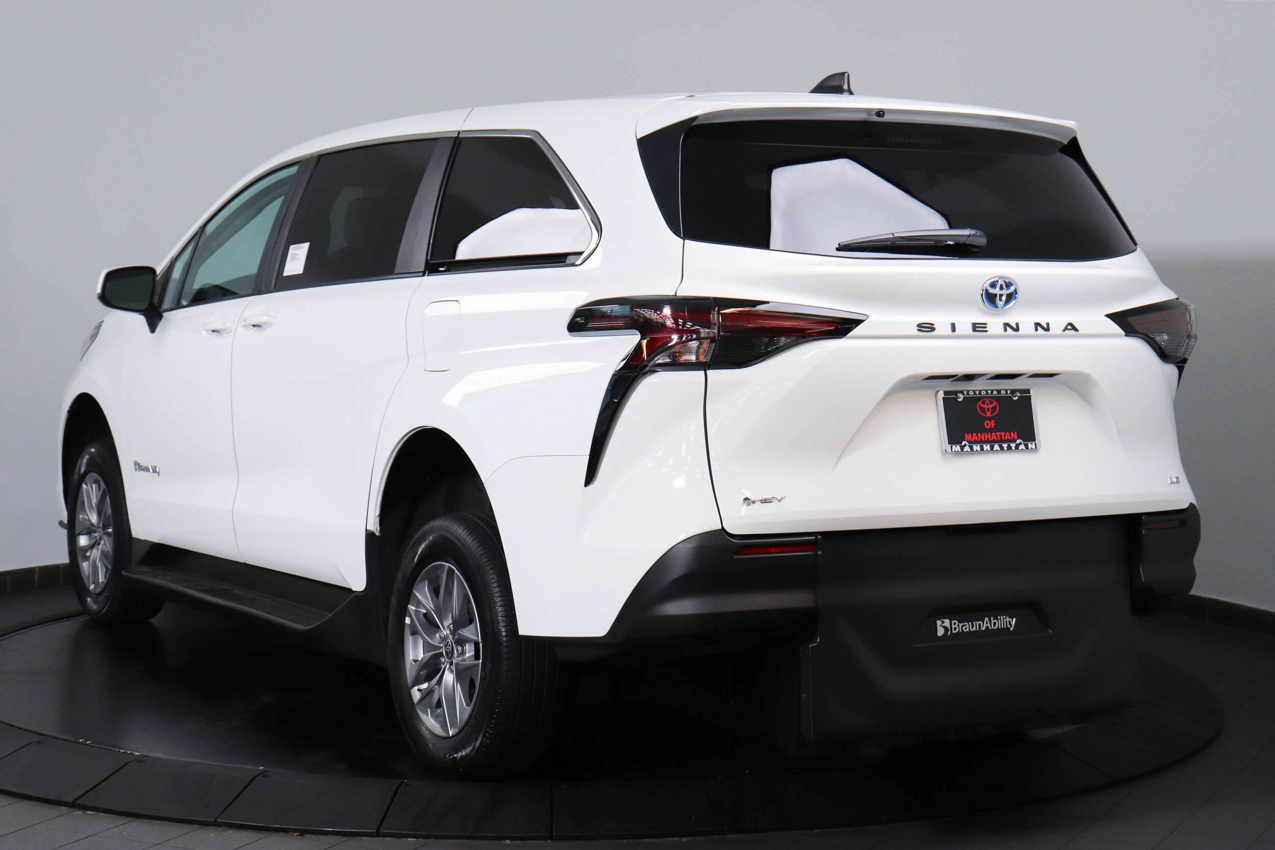 2025 Toyota Sienna LE photo 3