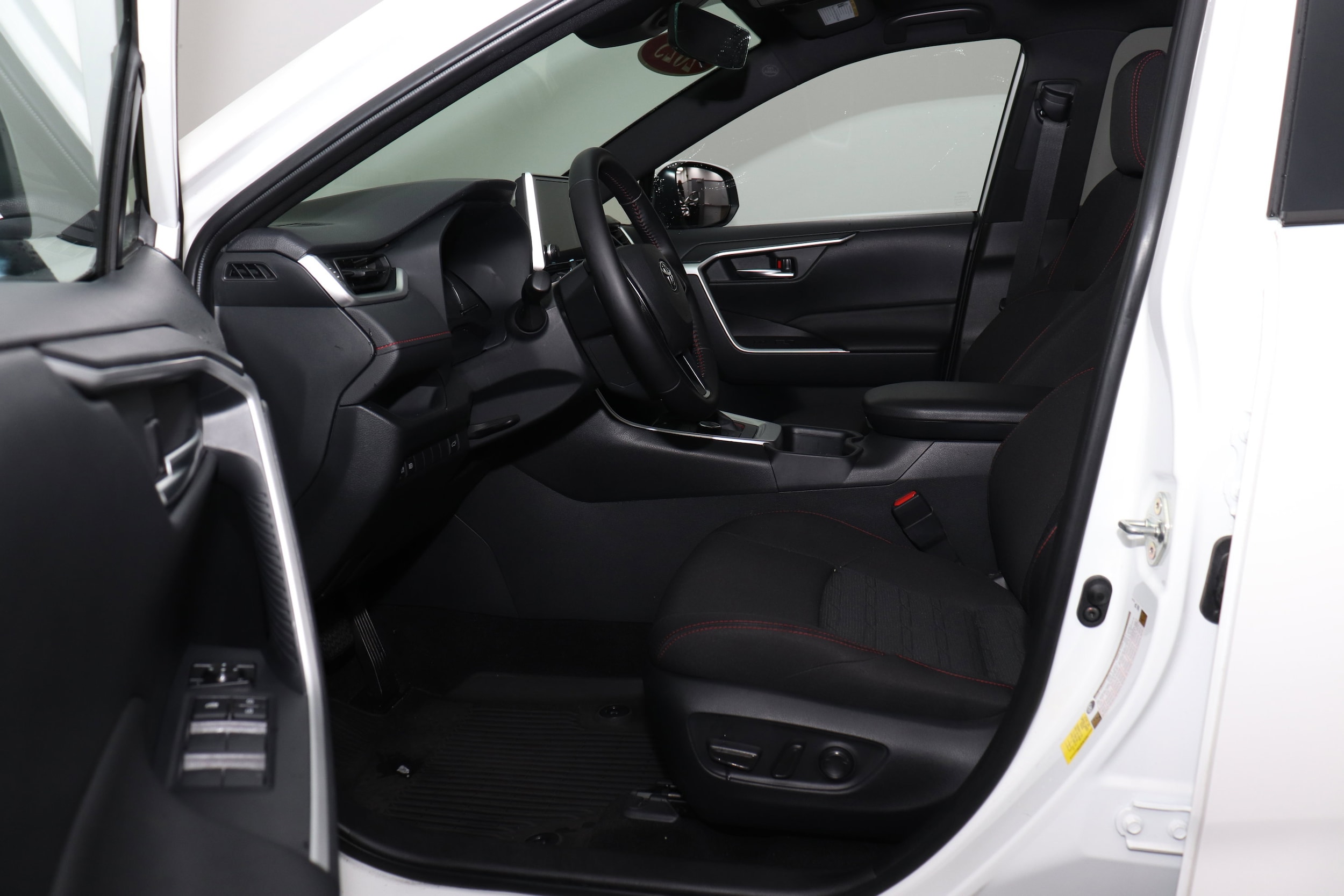 2025 Toyota RAV4 SE - Photo 11