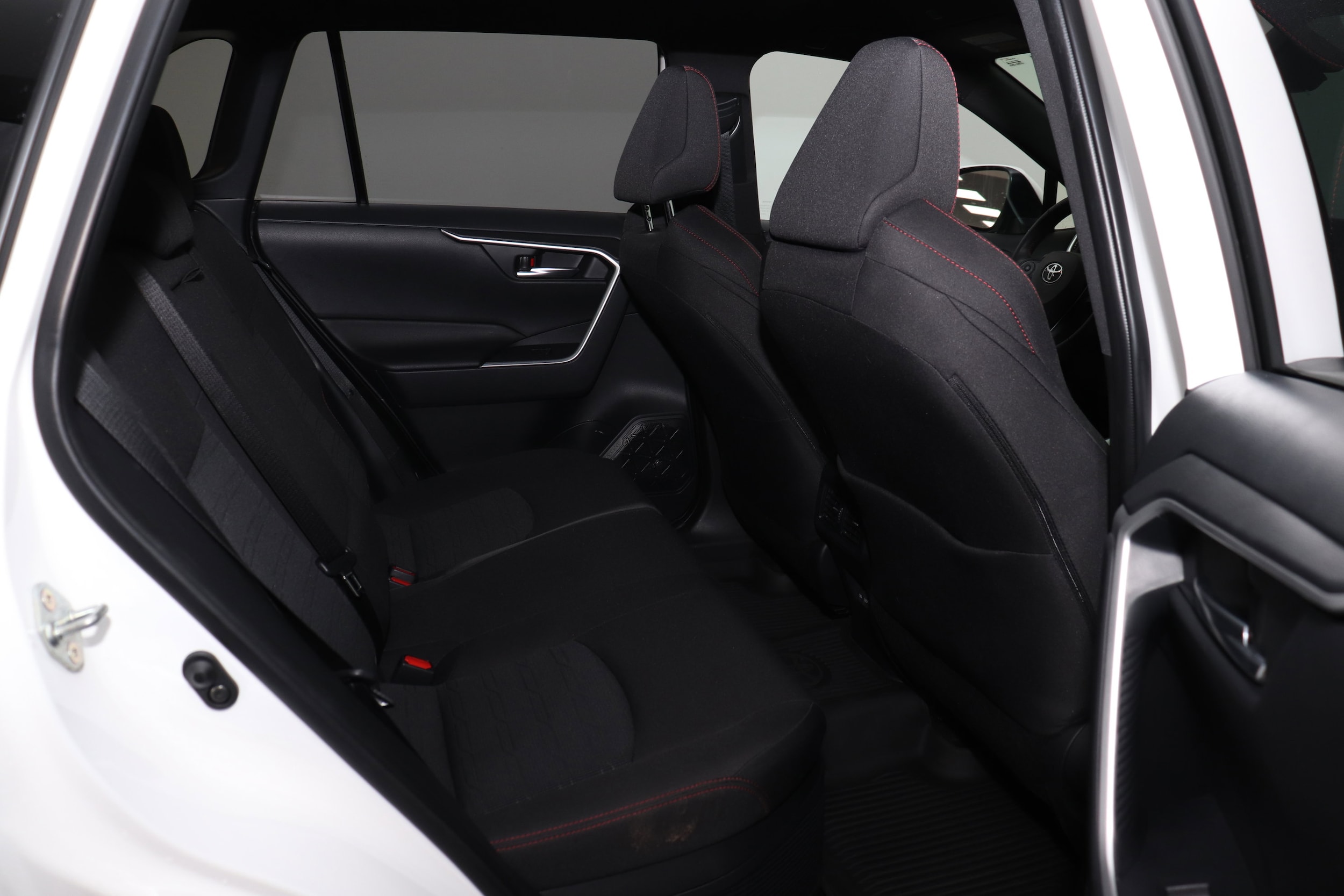 2025 Toyota RAV4 SE - Photo 15