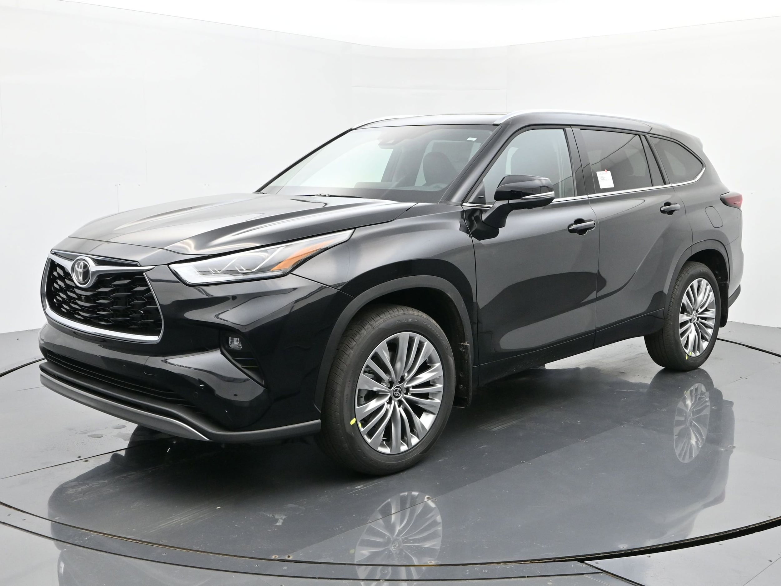 2026 Toyota Highlander Platinum's photo