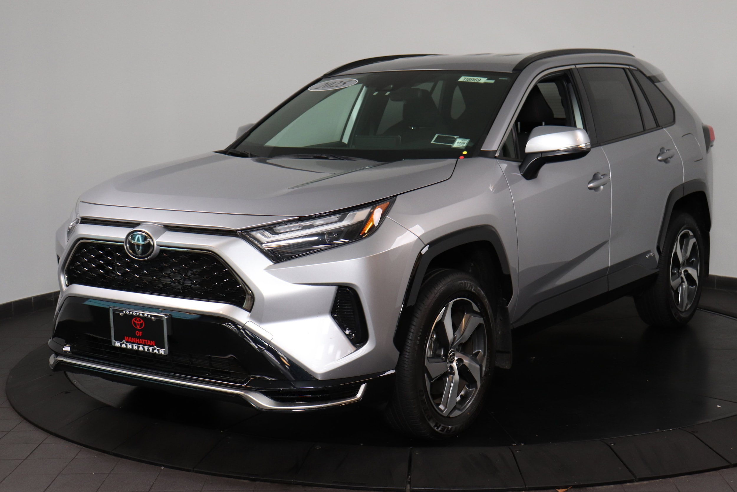 2025 Toyota RAV4 SE's photo