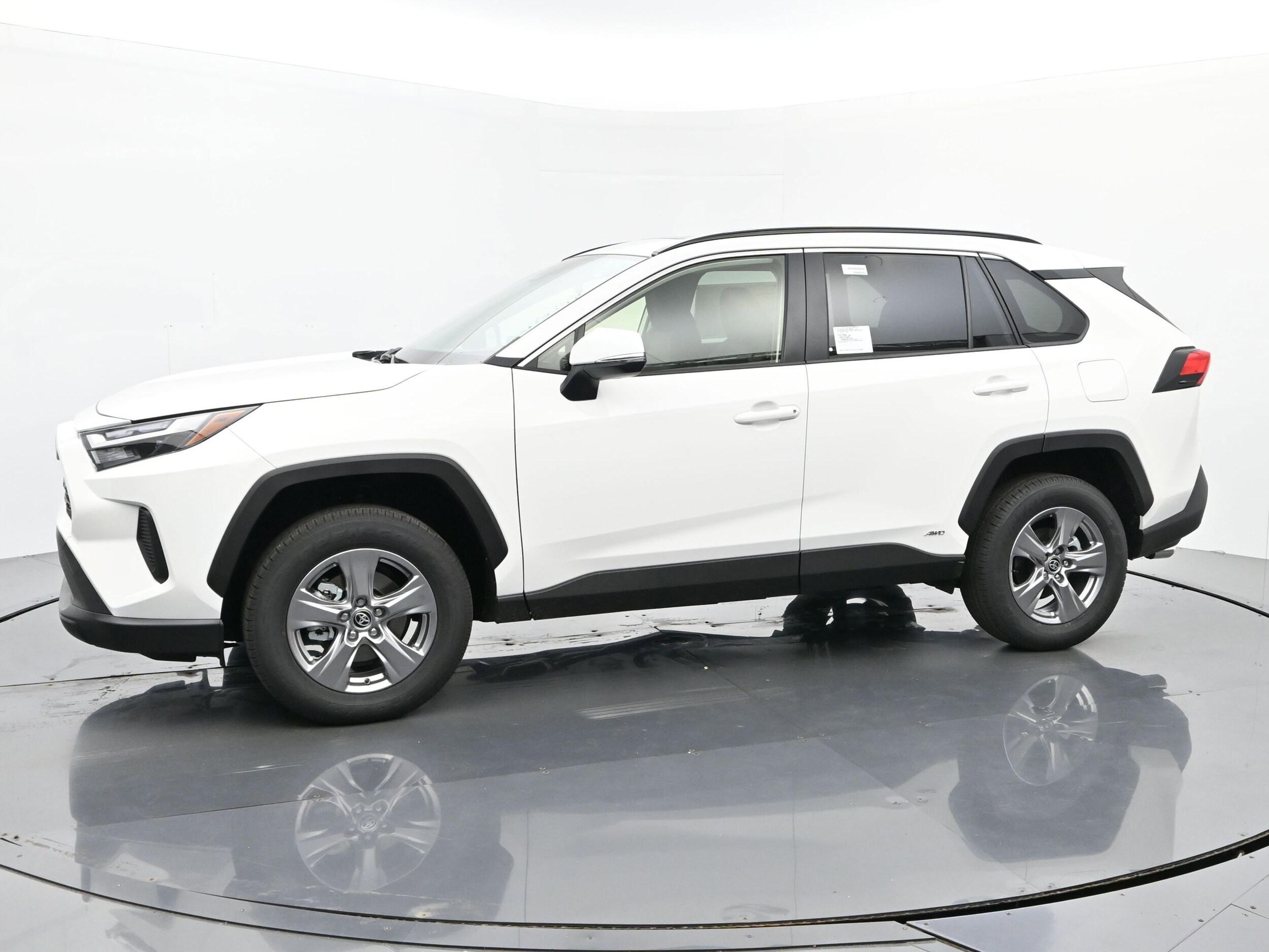 2025 Toyota RAV4 Hybrid XLE photo 2