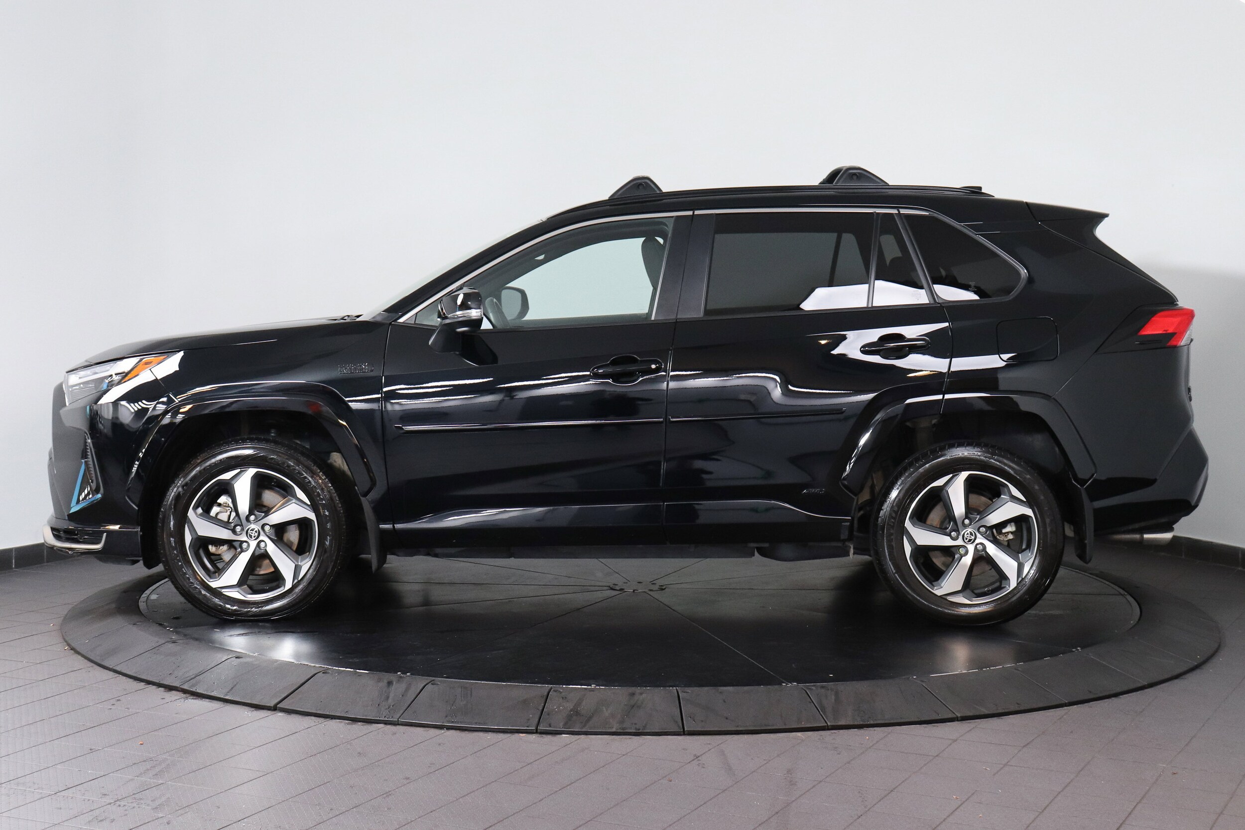 2022 Toyota RAV4 Prime SE photo 2