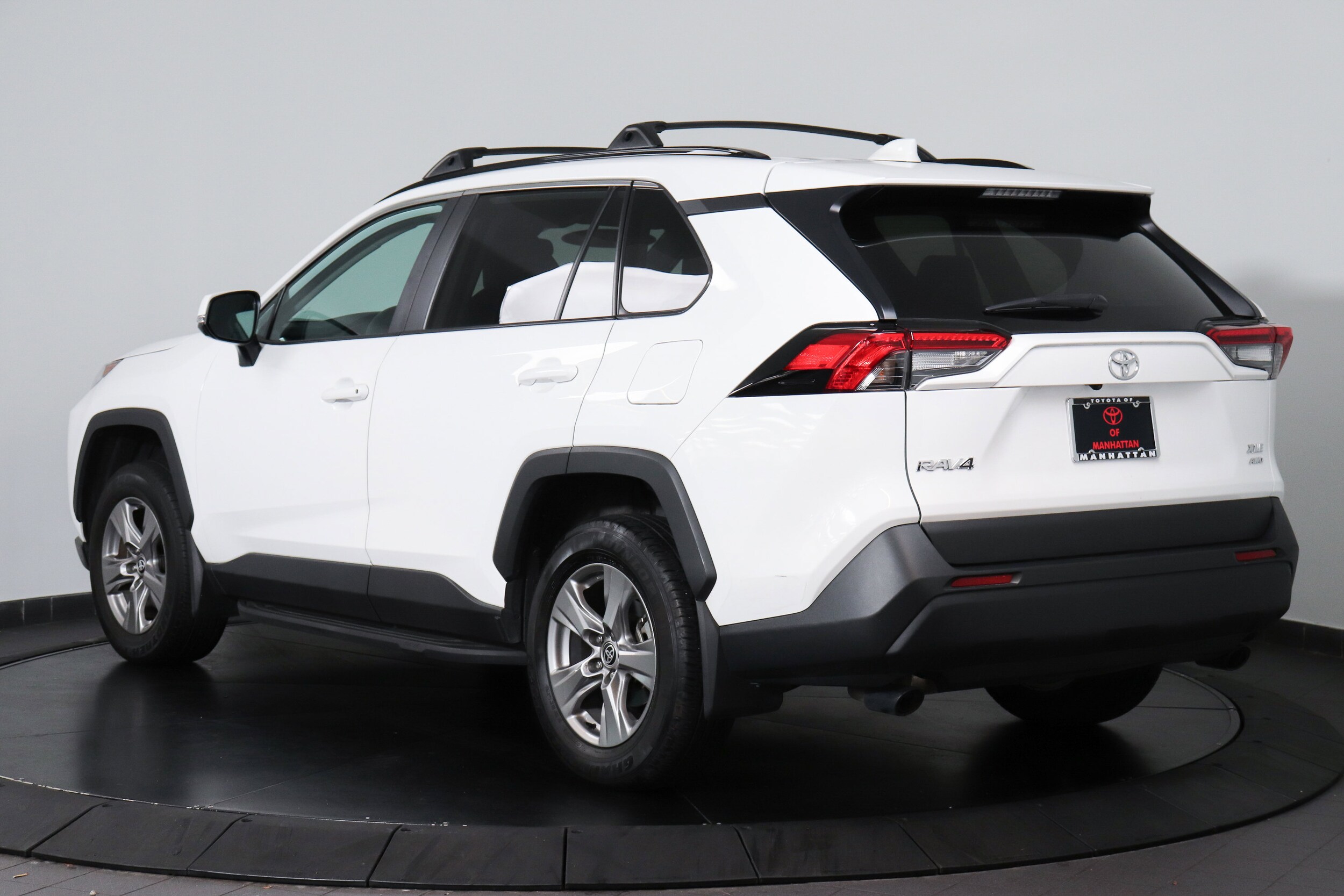 2023 Toyota RAV4 XLE photo 3
