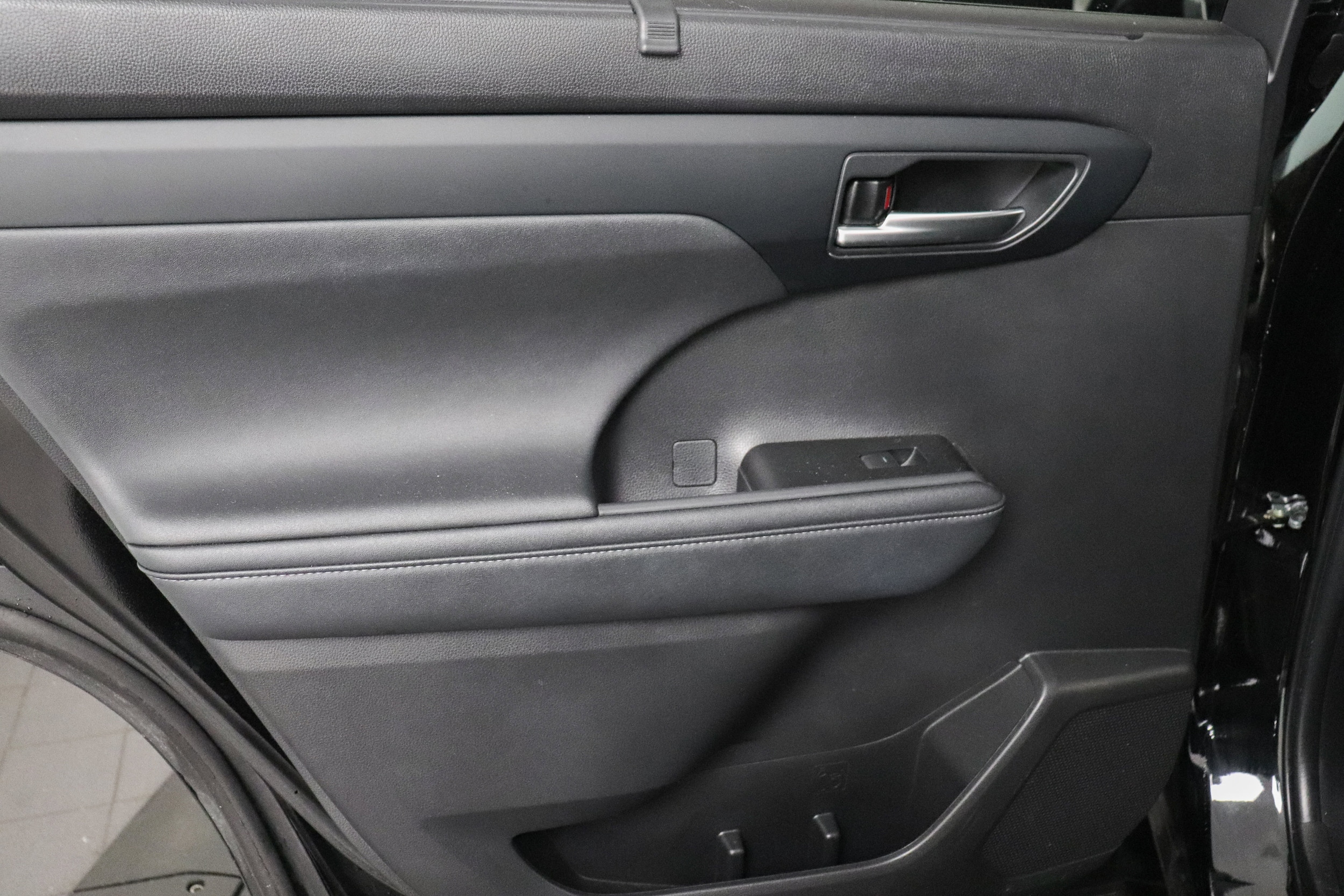 2024 Toyota Highlander LE - Photo 15