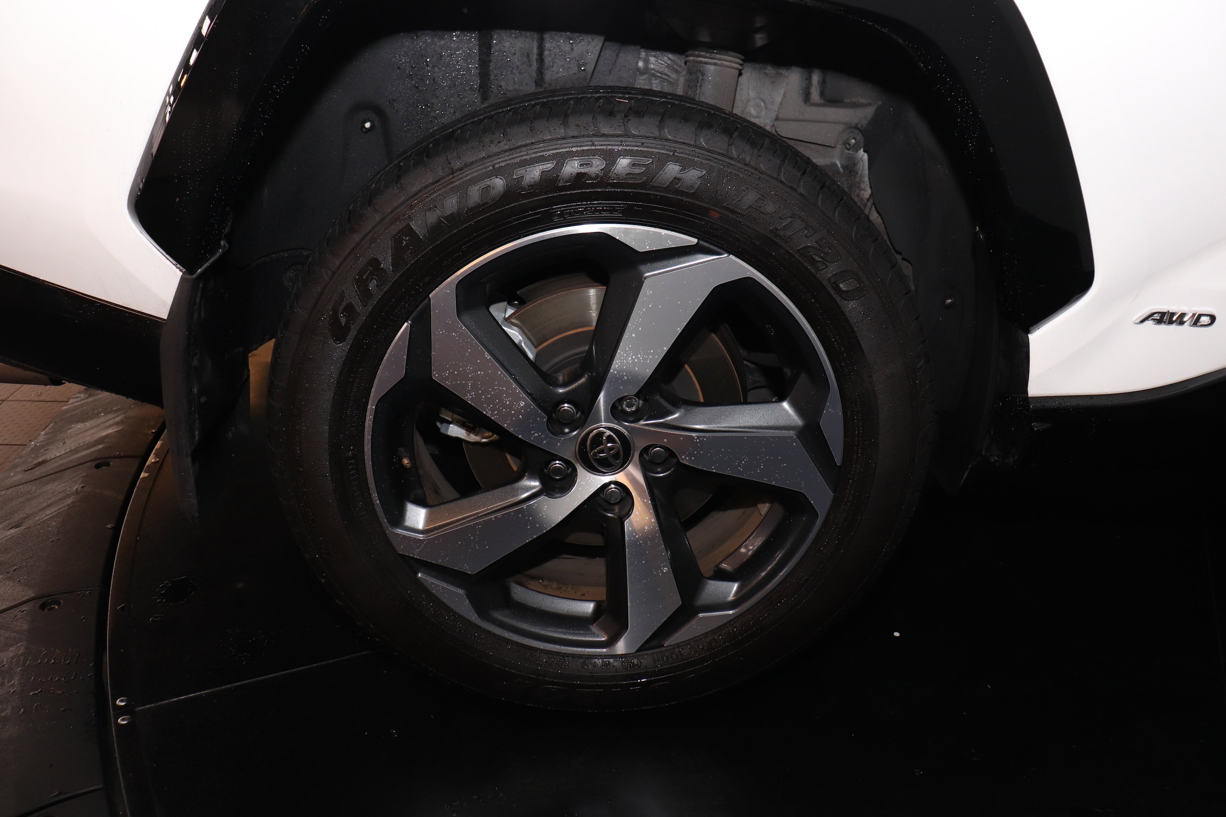 2025 Toyota RAV4 SE - Photo 29