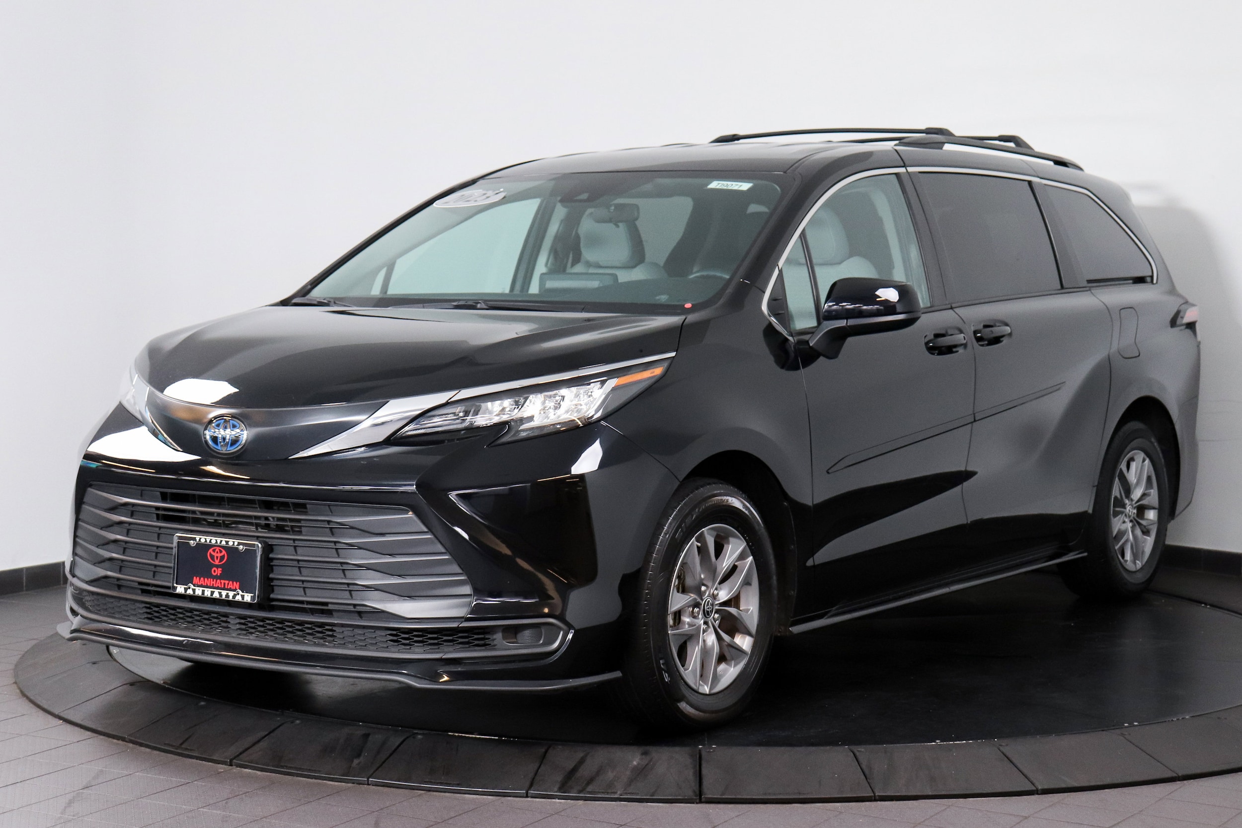 2023 Toyota Sienna LE's photo