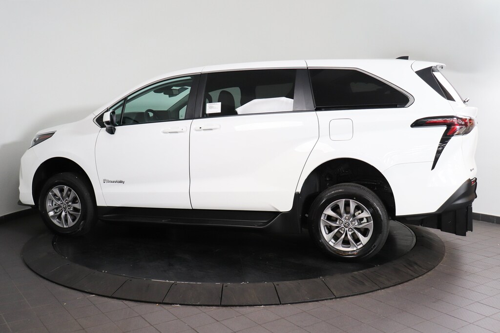 Used 2026 Toyota Sienna LE 8 Passenger Van Passenger Van