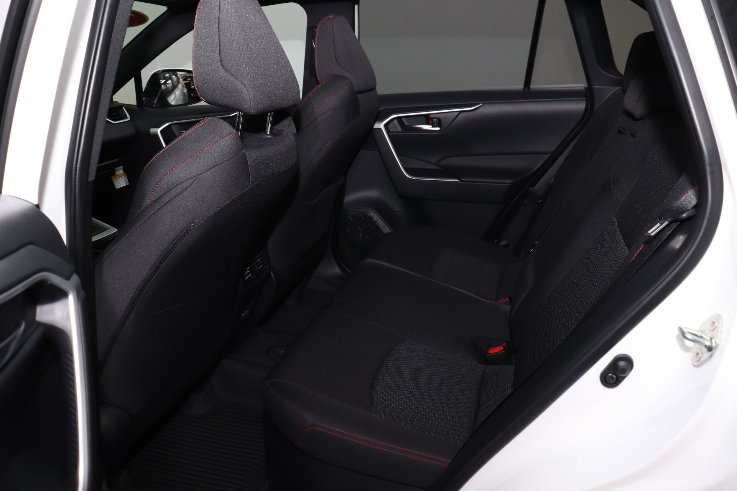 2025 Toyota RAV4 SE - Photo 17