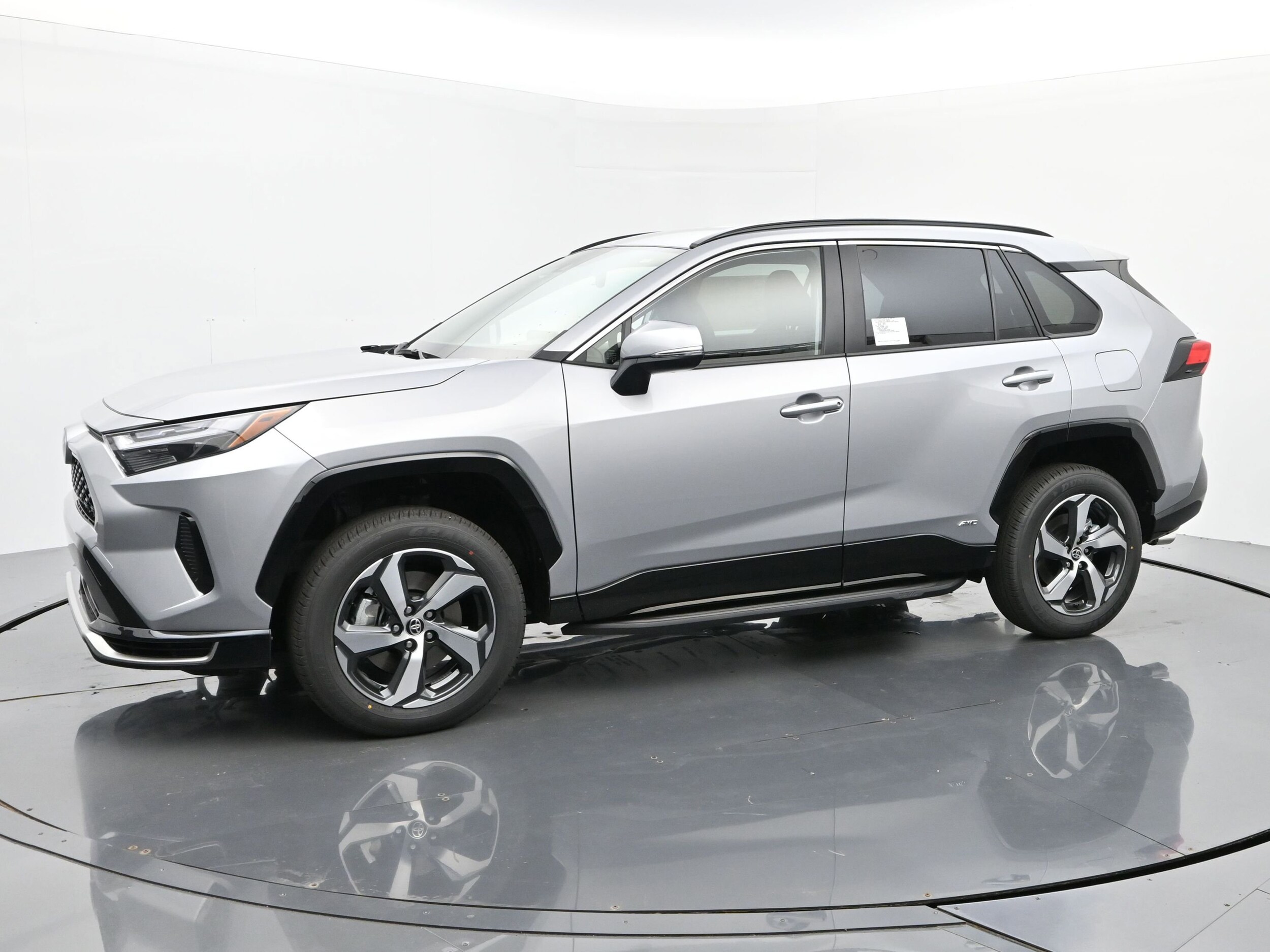 2025 Toyota RAV4 Hybrid SE photo 2