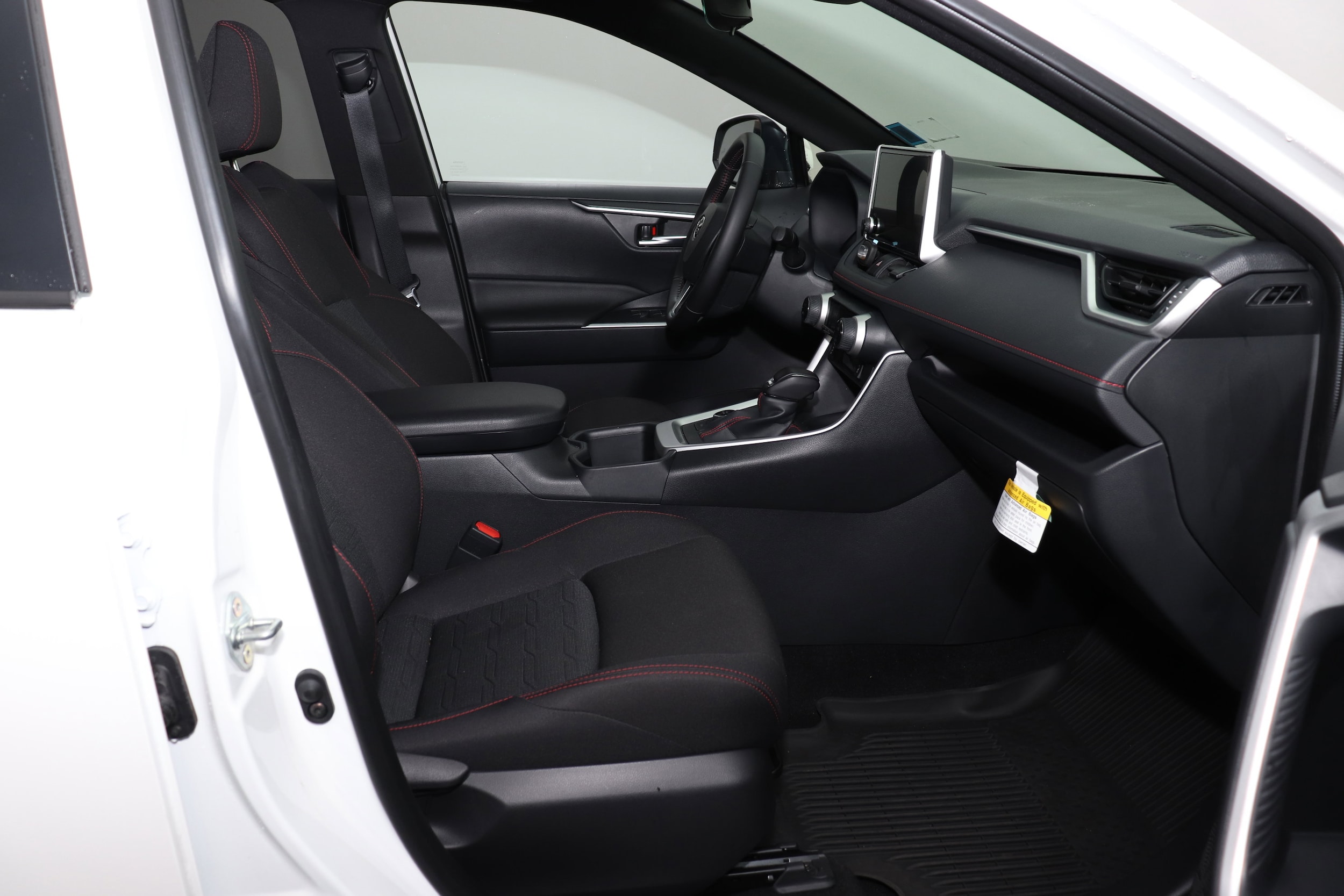 2025 Toyota RAV4 SE - Photo 14