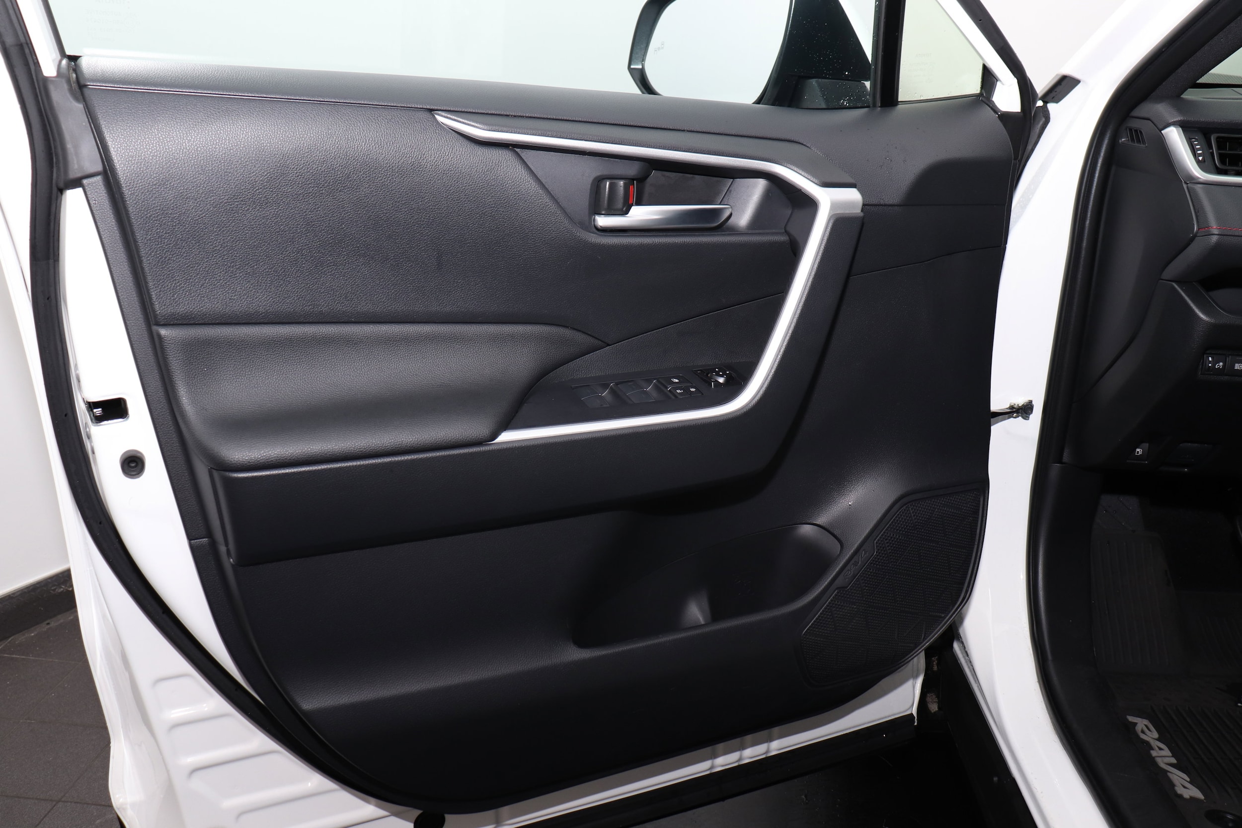 2025 Toyota RAV4 SE - Photo 9