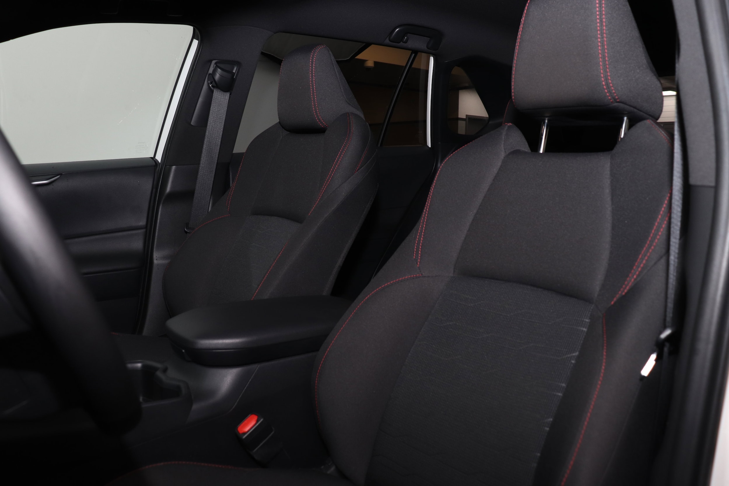 2025 Toyota RAV4 SE - Photo 12