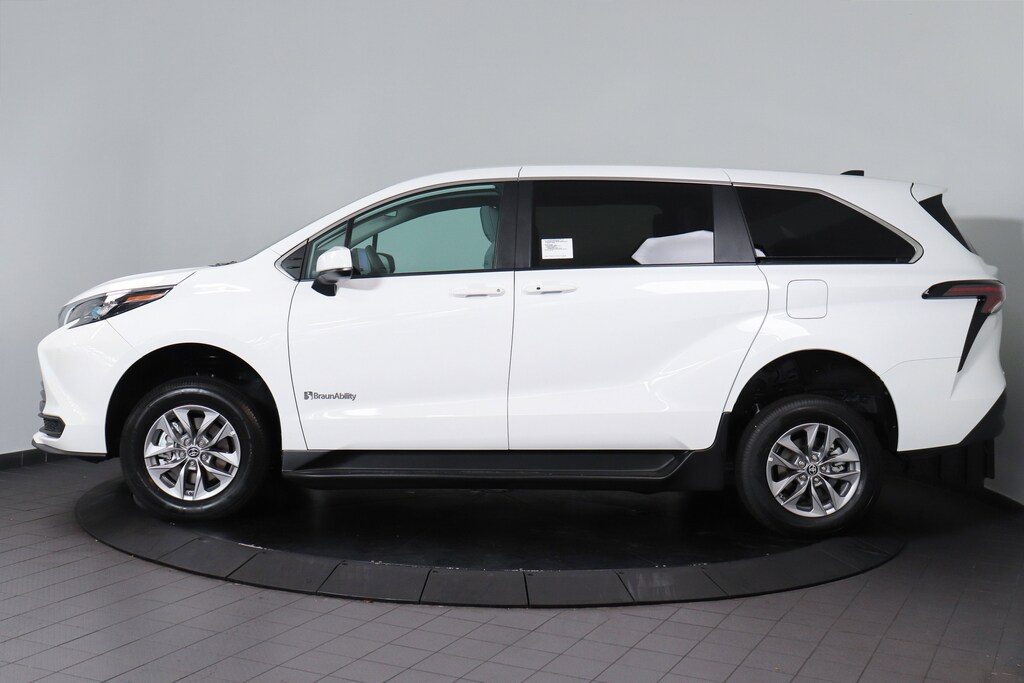 Used 2025 Toyota Sienna LE 8 Passenger Van Passenger Van