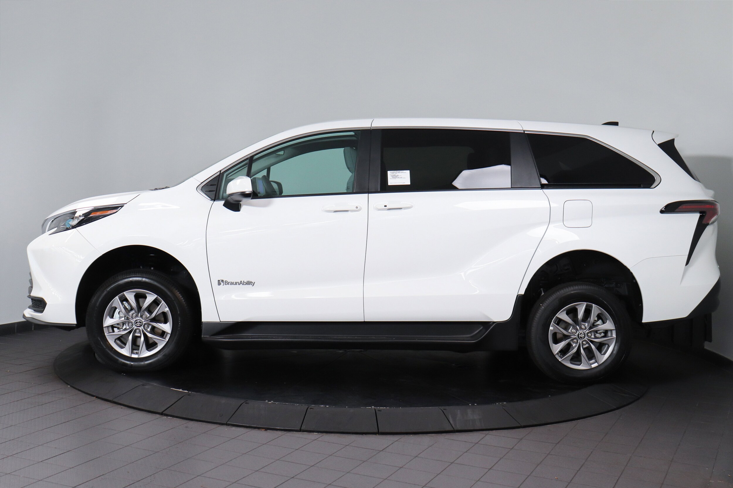 2025 Toyota Sienna LE photo 2