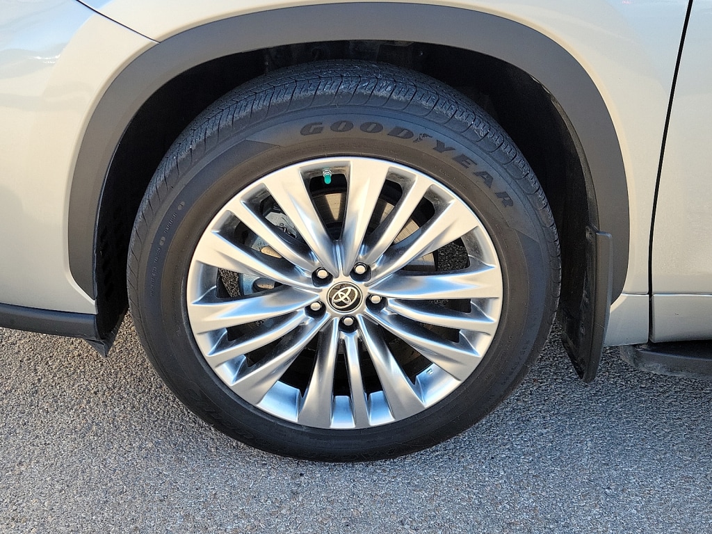 Used 2024 Toyota Highlander LE SUV