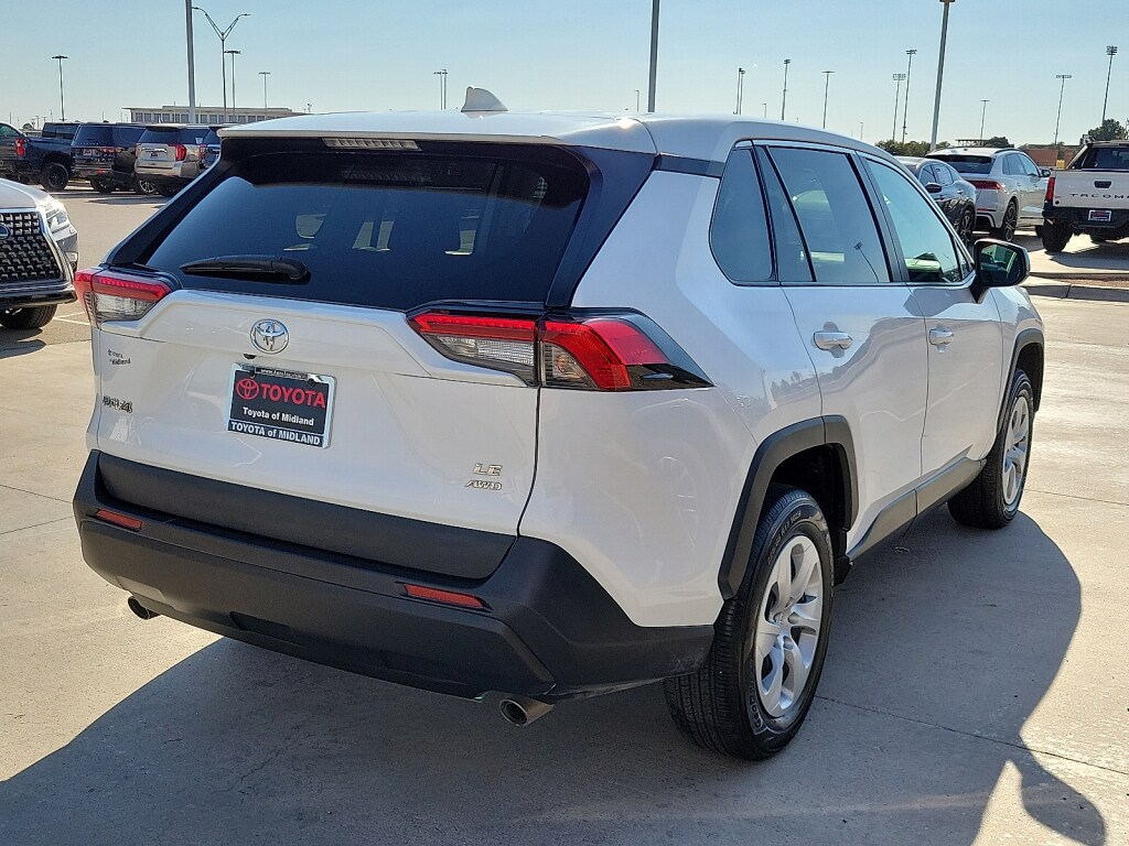 2024 Toyota RAV4 LE photo 4