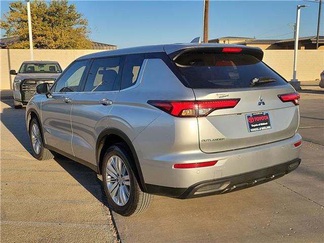 2024 Mitsubishi Outlander ES photo 2