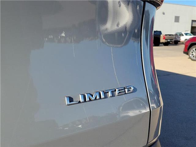 2025 Toyota Highlander Hybrid Limited photo 3