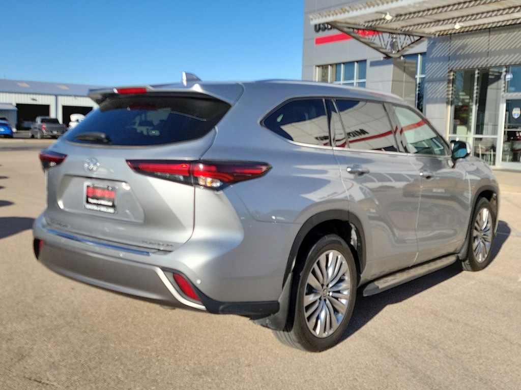 Used 2024 Toyota Highlander LE SUV